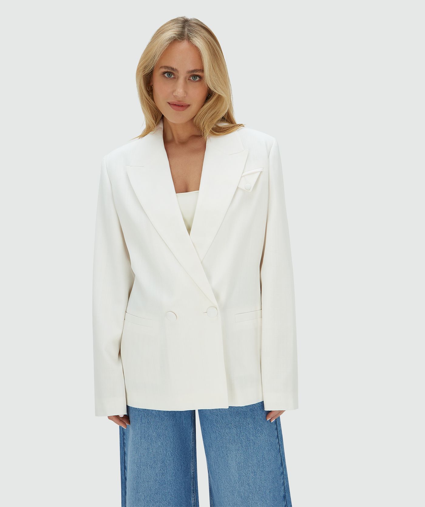 Model draagt een Off White oversized blazer 