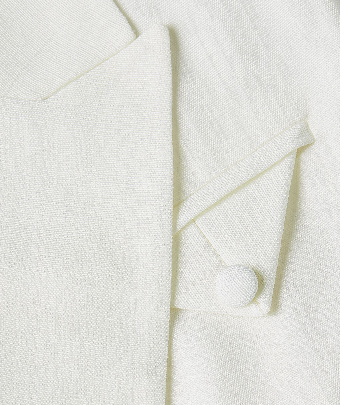 Close-up van het model in een Off White oversized blazer, waarbij de klepzak aan de voorzijde zichtbaar is