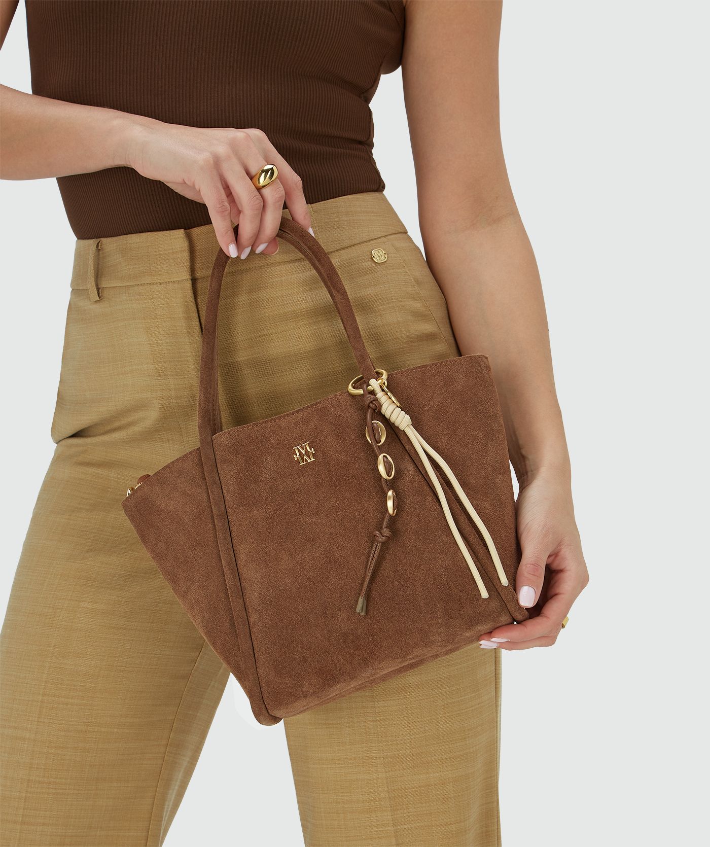 Sleutelhanger met logo aan suede tas in Beige Brown
