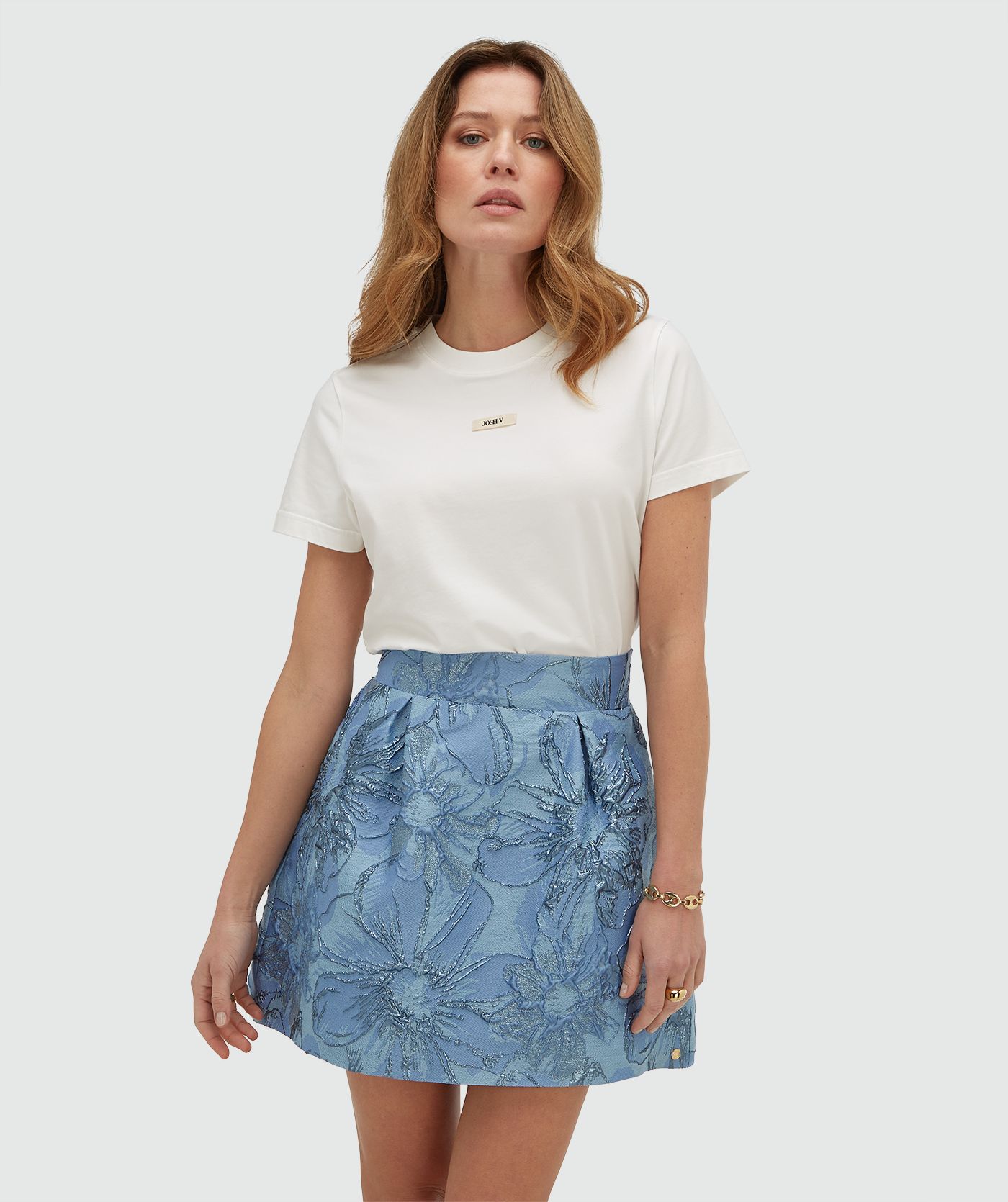 Model draagt een high waisted rok met metallic details in de kleur Fresh Blue