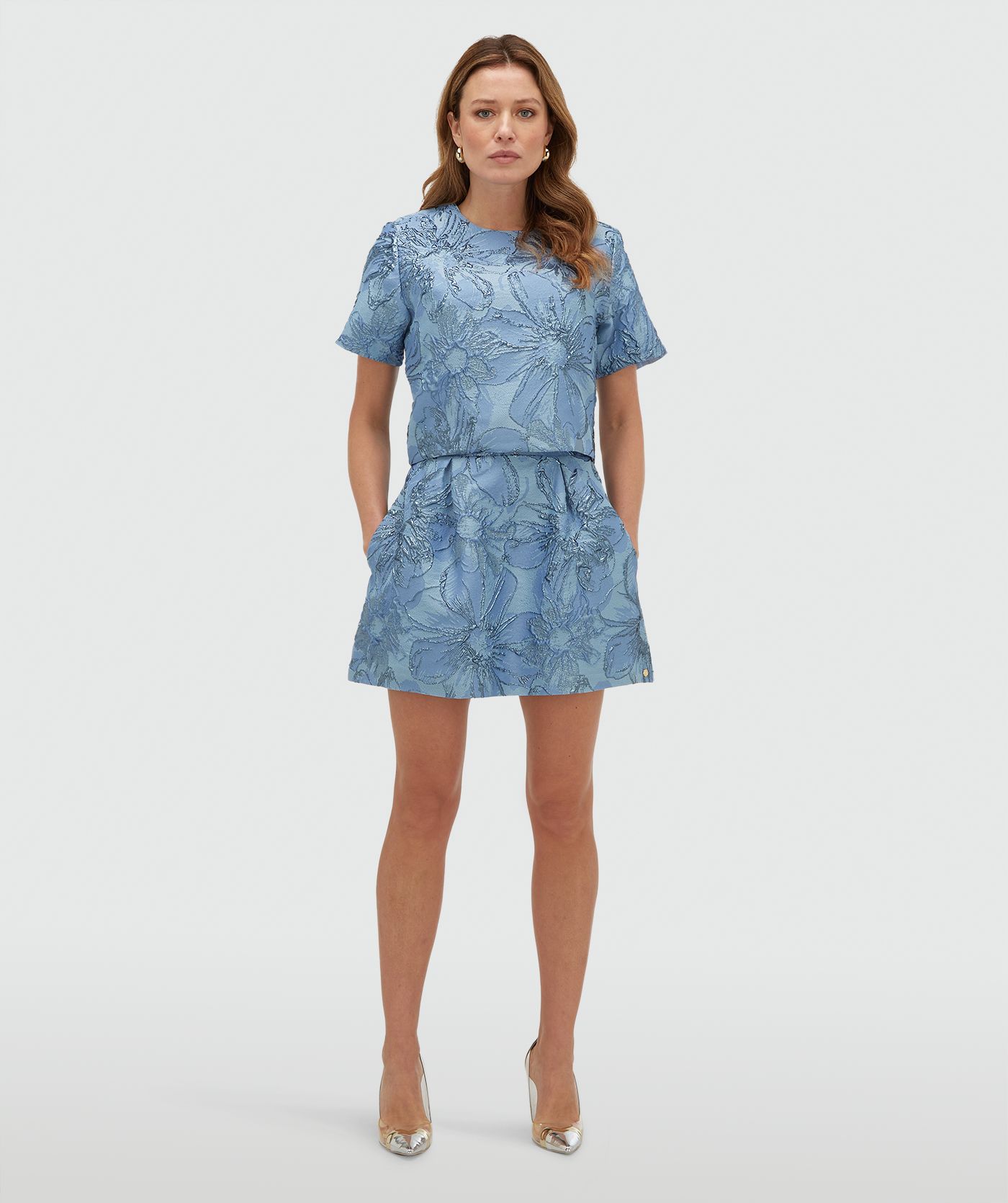 Model draagt een high waisted rok met metallic details in de kleur Fresh Blue