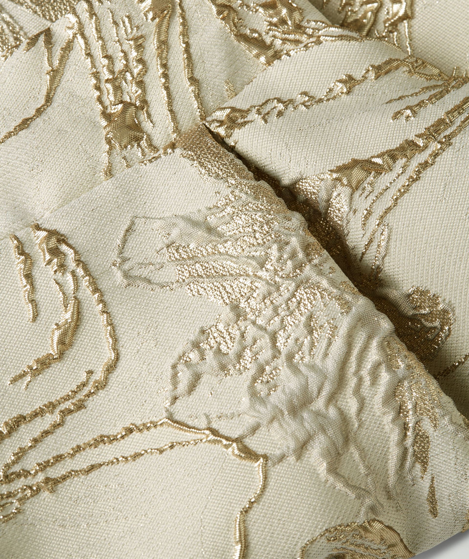 Close-up van de stof met metallic bloemen print.