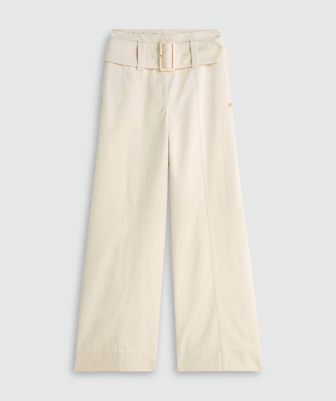 Gebroken witte jeans zonder model, weergegeven op een lichtgrijze achtergrond