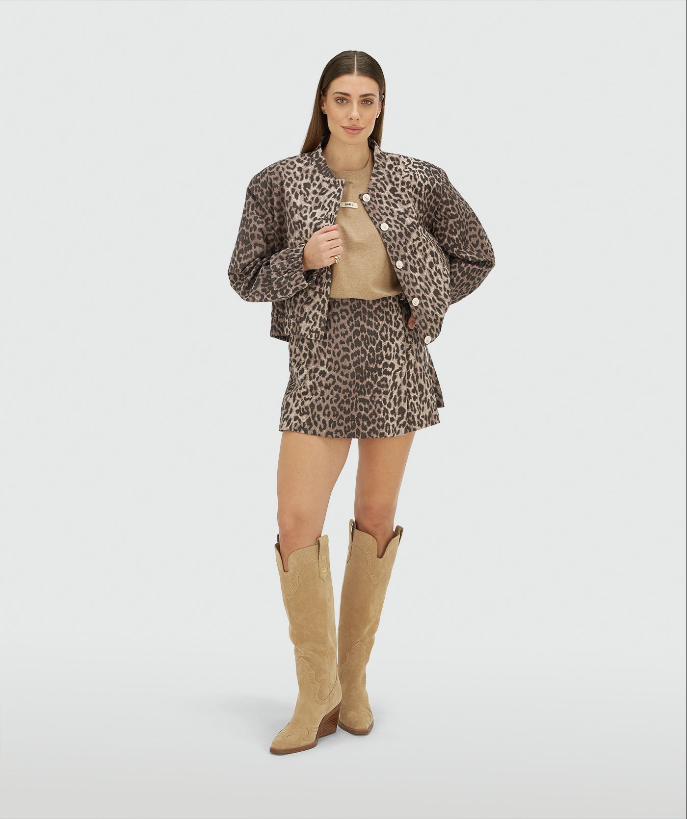 Model draagt een regular fit skort met leopard print