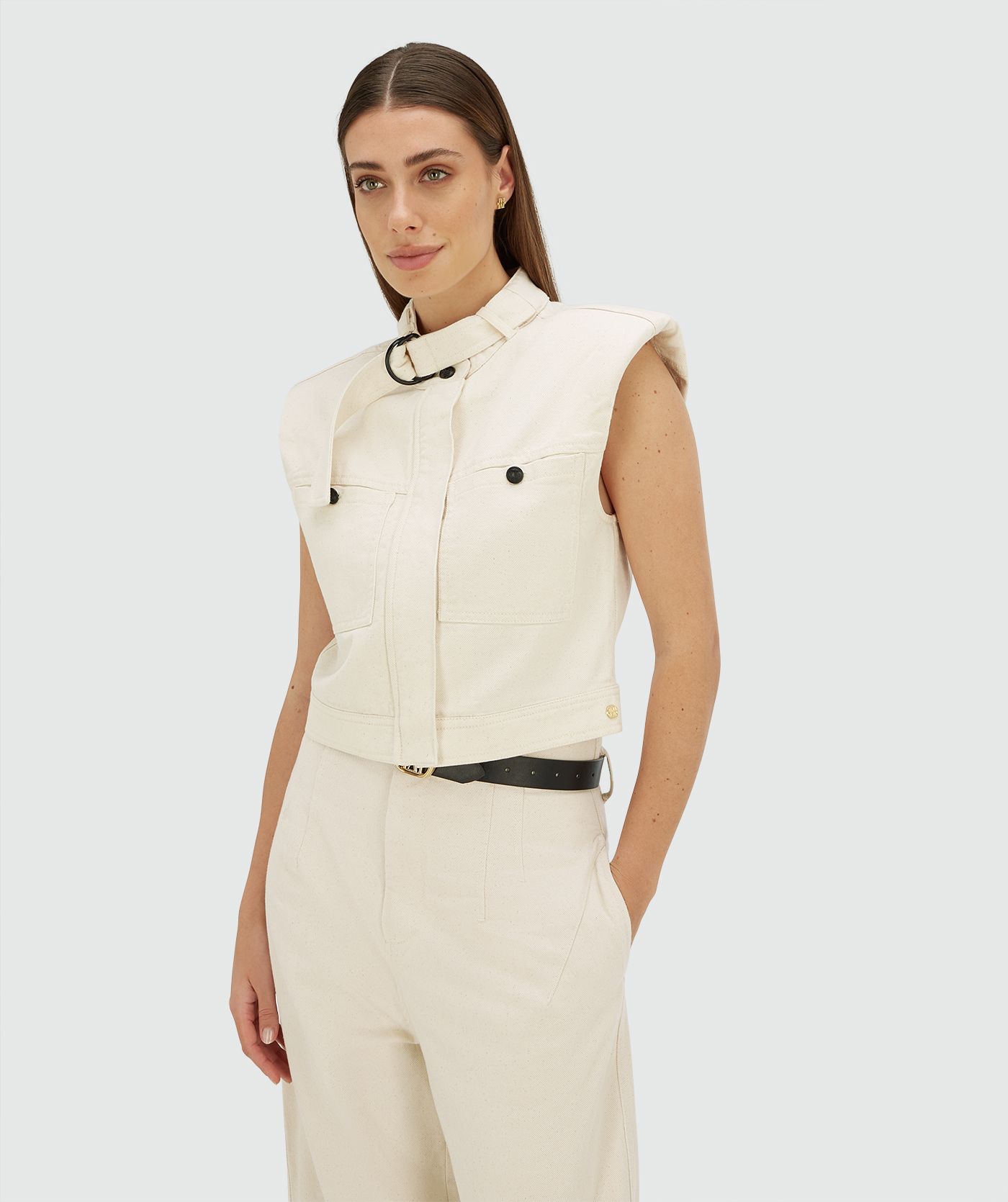 Model draagt een oversized gilet in de kleur Ecru