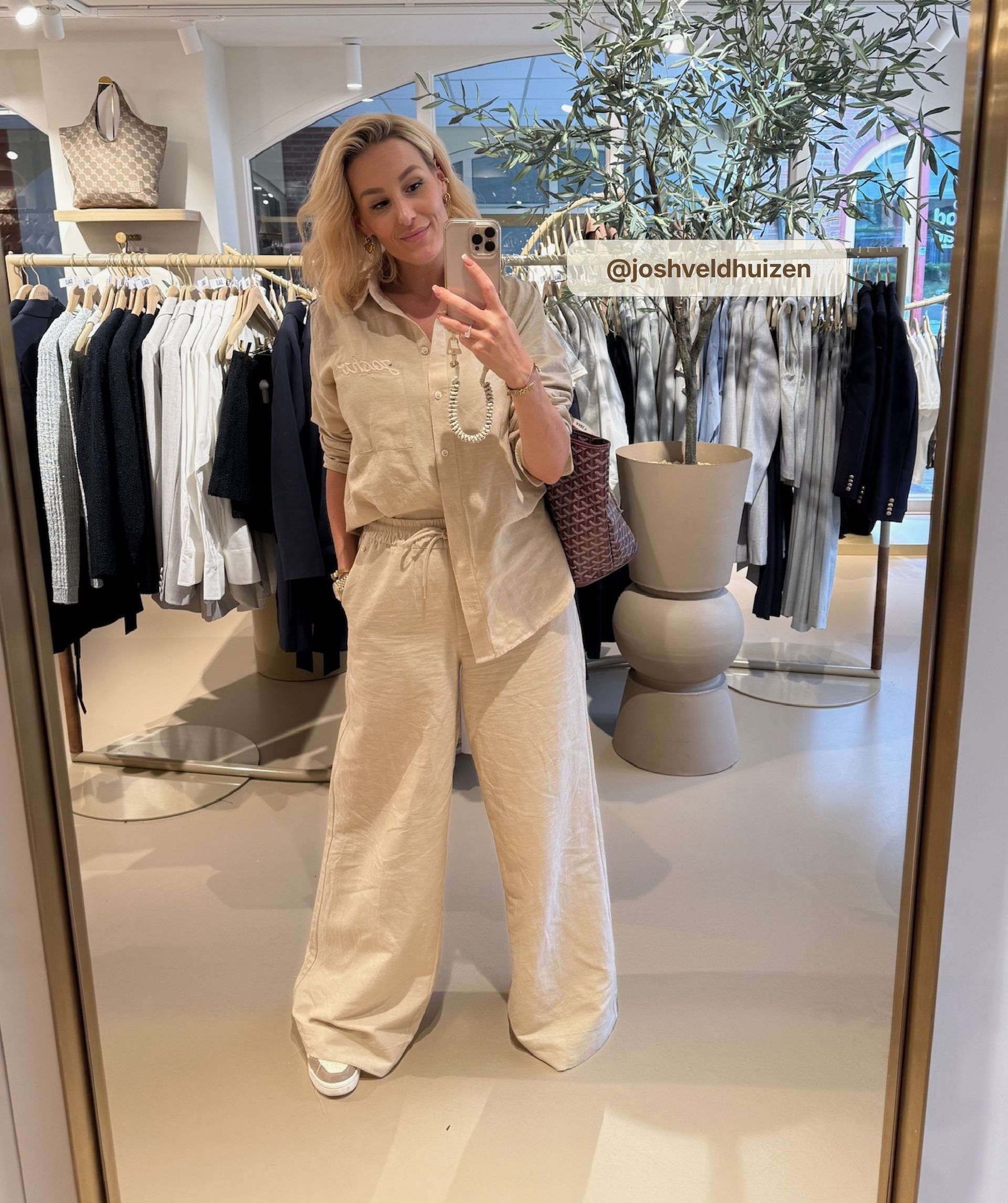 Josh Veldhuizen draagt de beige linnen look blouse met de bijpassende broek.