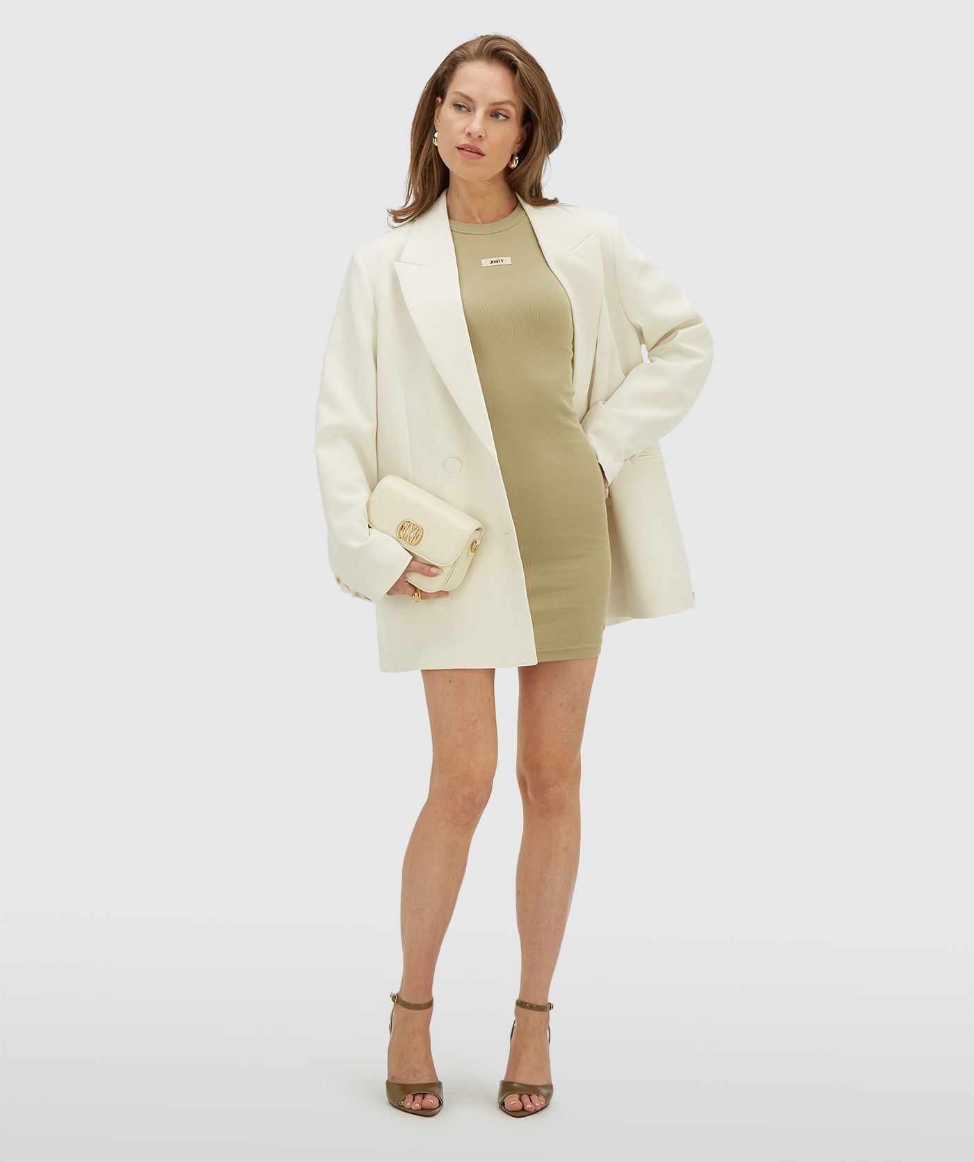 Model draagt een slim fit jurk in de kleur Dark Pistachio