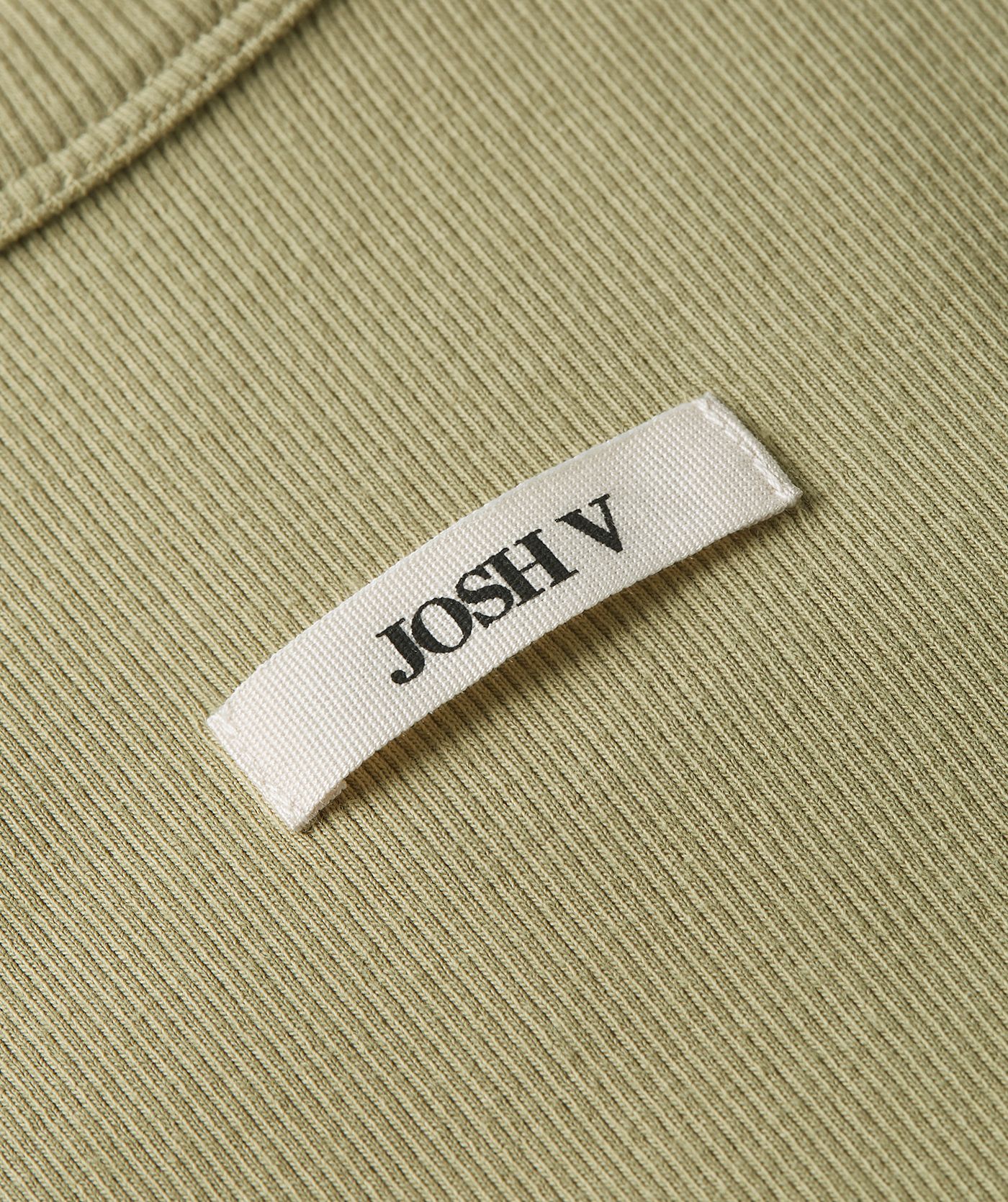 Close-up van een slim fit jurk in de kleur Dark Pistachio