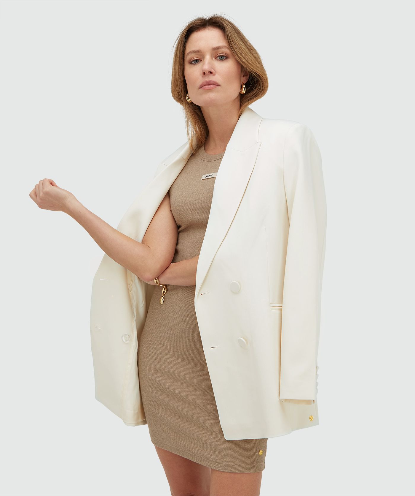 Model draagt een slim fit jurk, in de kleur Khaki Melange