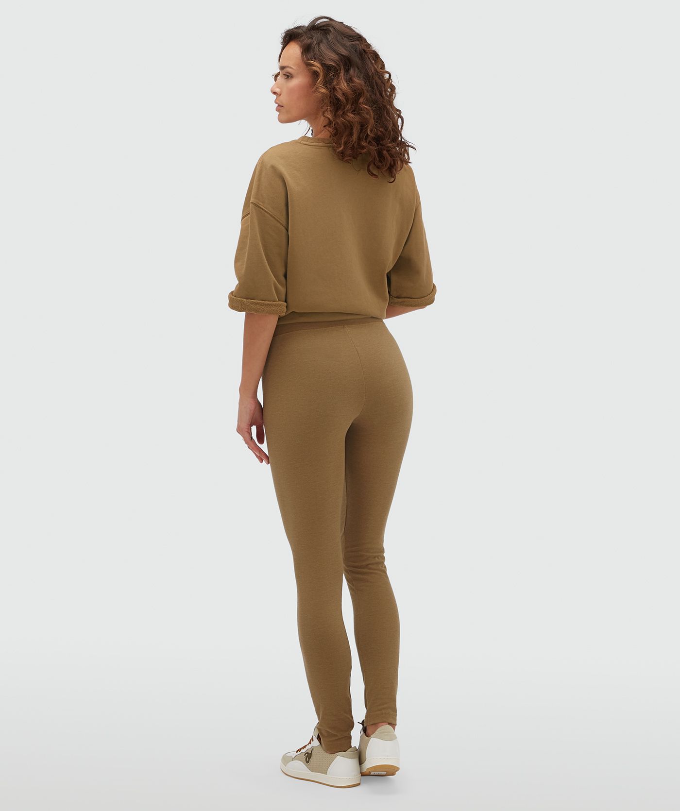 Achteraanzicht van een model in een strakke legging in de kleur Khaki.