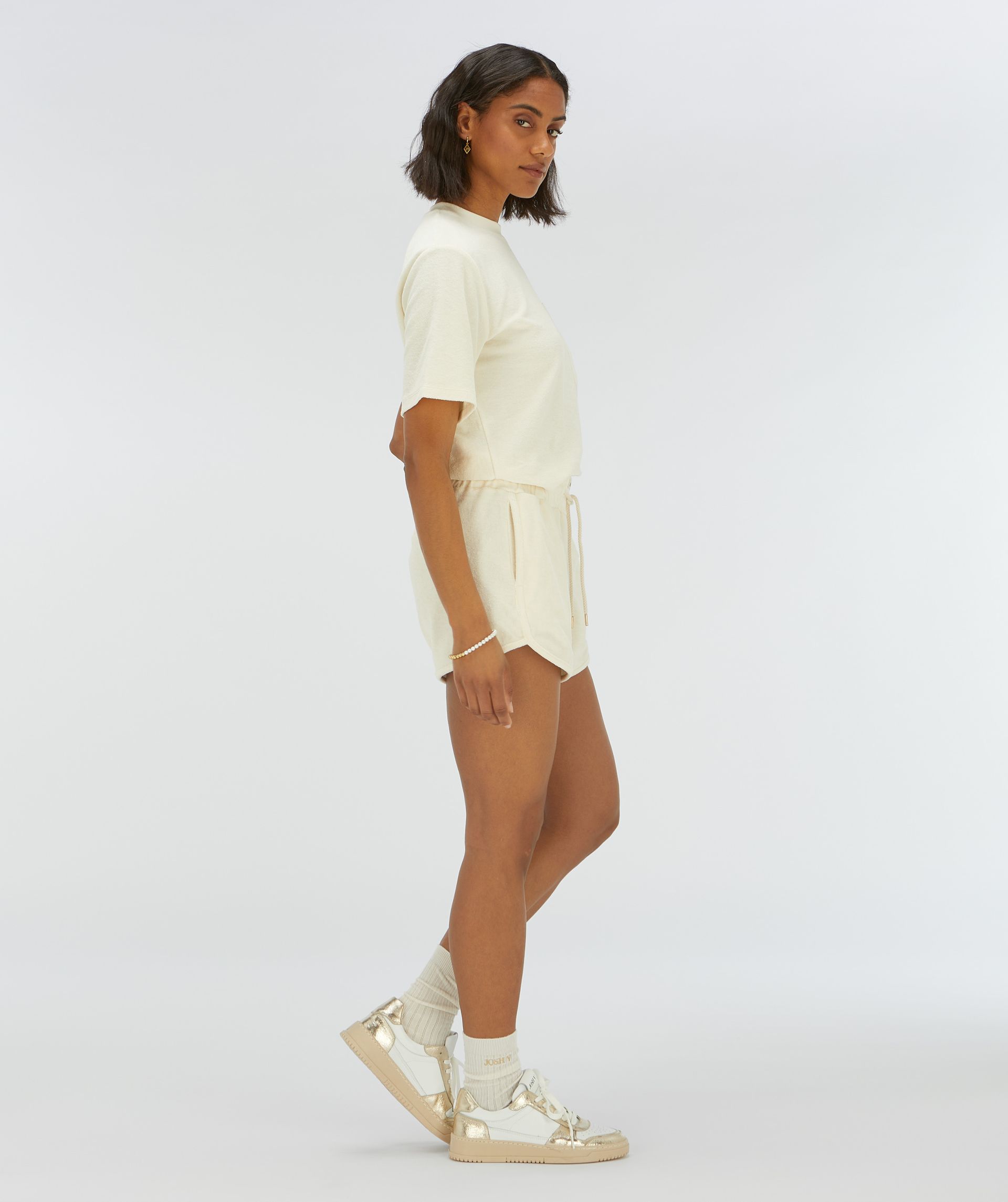 Model van opzij in een gebroken witte short uitgevoerd in badstof - Josh V
