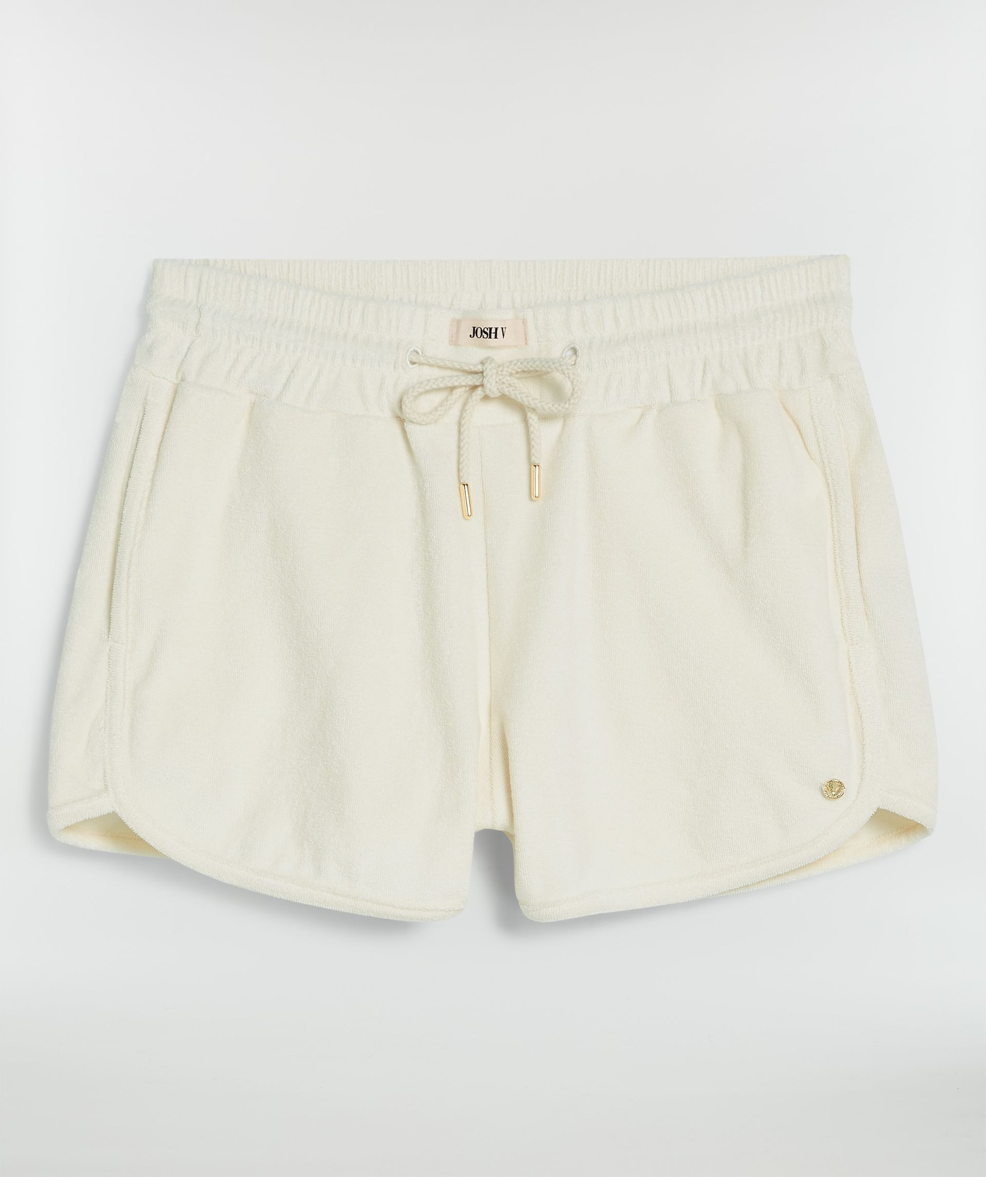 Gebroken witte short zonder model, weergegeven op een lichtgrijze achtergrond - Josh V