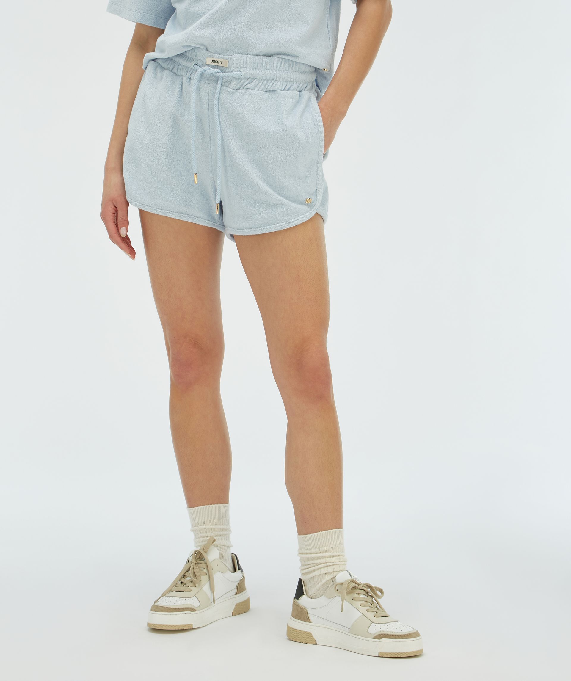 Lichtblauwe short van zachte badstof, gedragen door een model - Josh V.