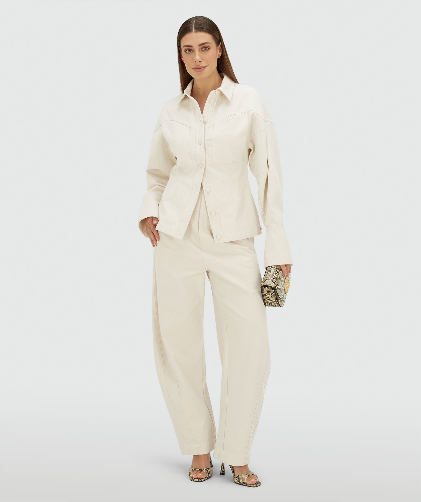 Model draagt een fitted blouse in de kleur Ecru