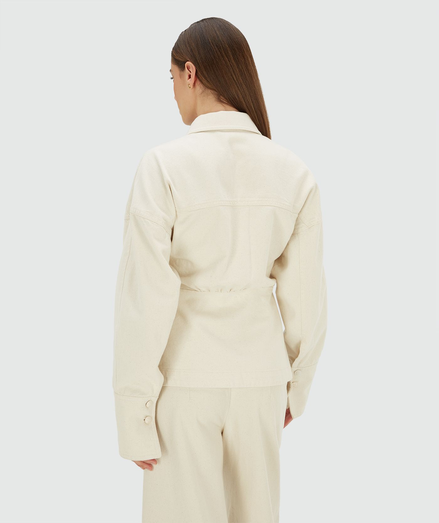 Achterzijde van een model in een fitted blouse in de kleur Ecru