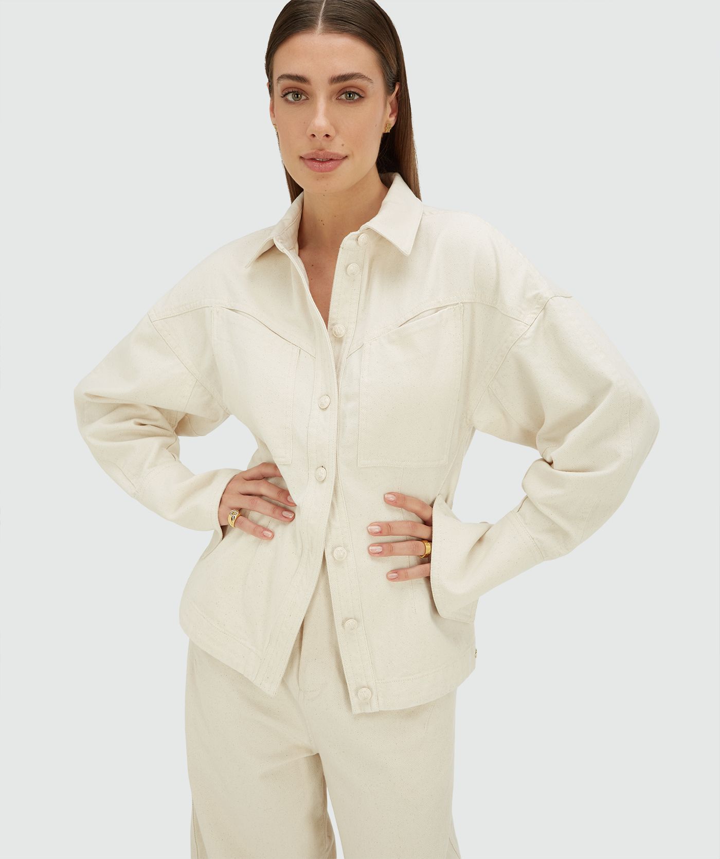 Model draagt een fitted blouse in de kleur Ecru