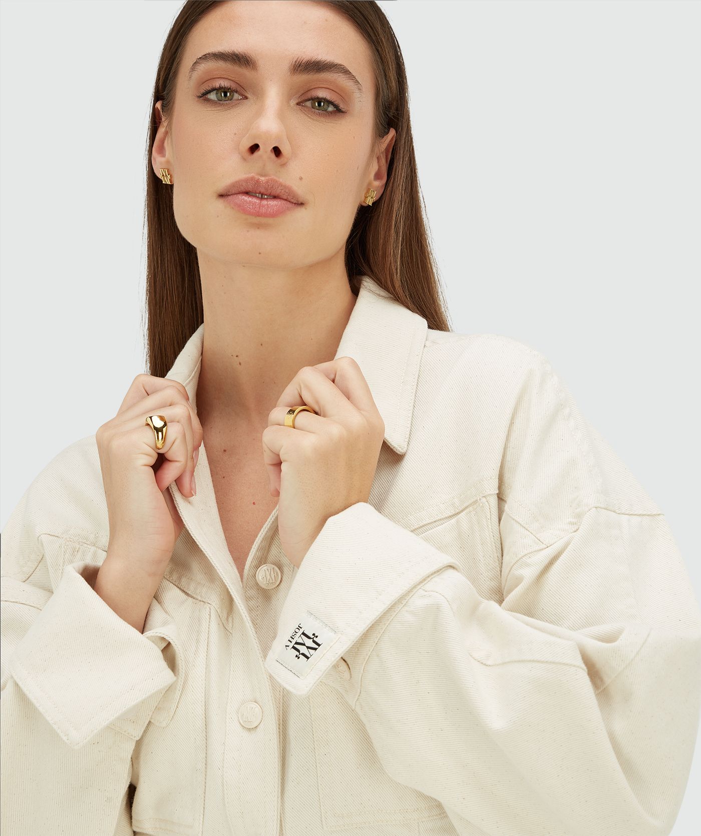 Model draagt een fitted blouse in de kleur Ecru