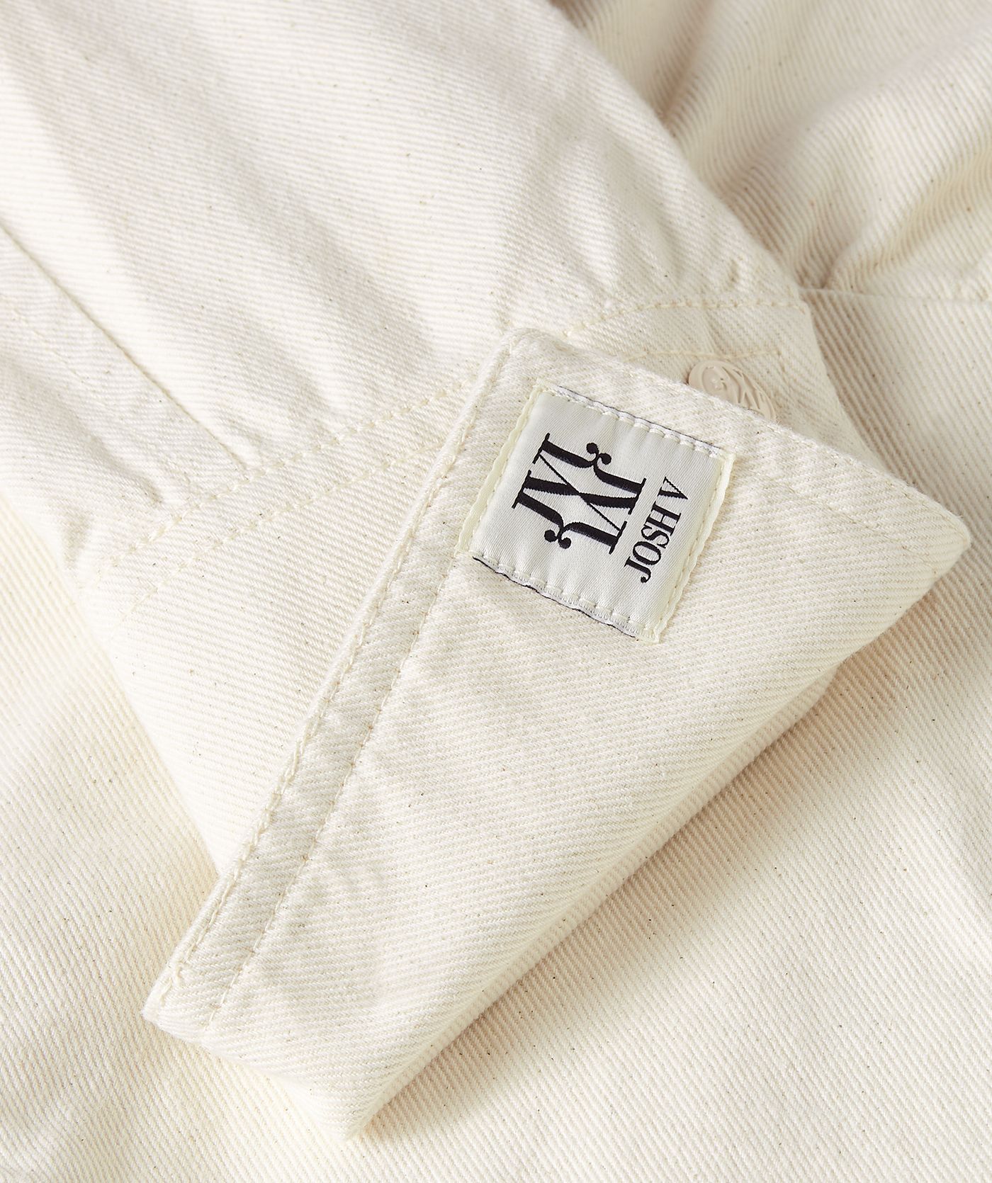 Close-up van een fitted blouse in de kleur Ecru