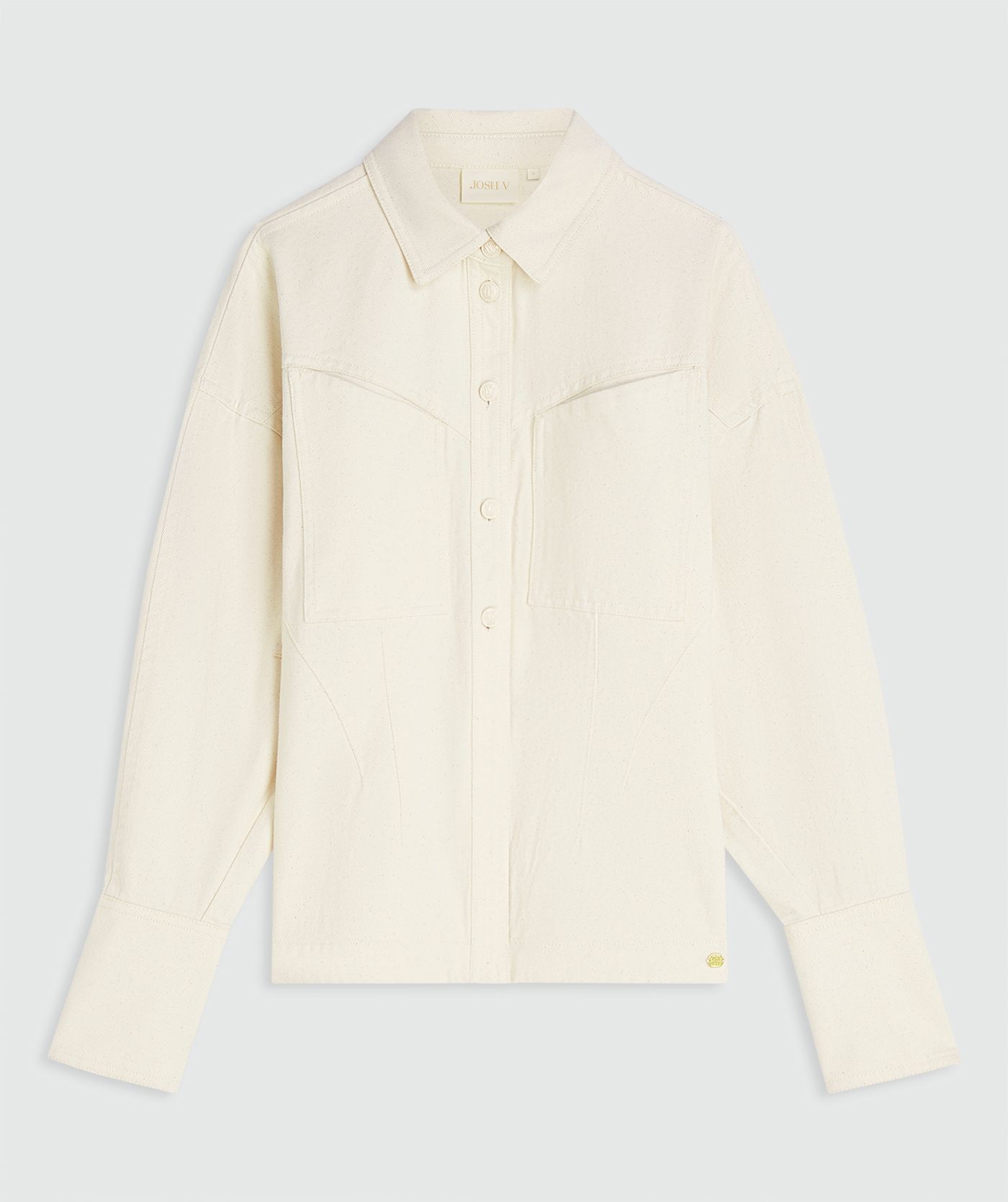 Een fitted blouse in de kleur Ecru zonder model, weergegeven op een lichtgrijze achtergrond