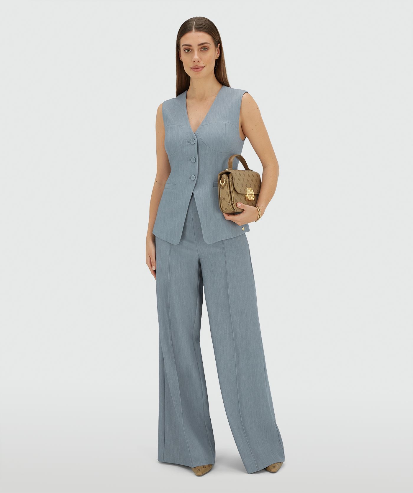 Model draagt een high waisted wide leg pantalon in de kleur Sky Blue Melange