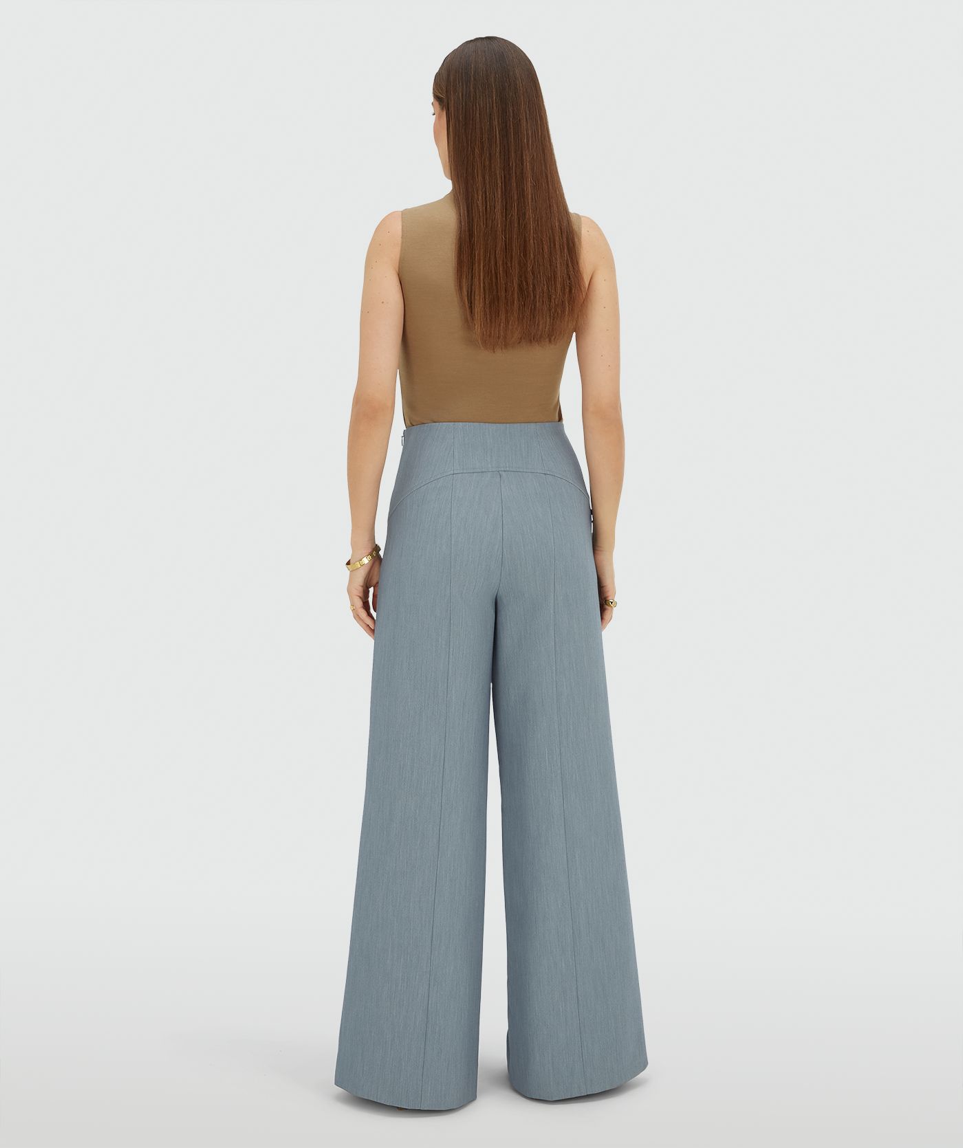 Achteraanzicht van een model in een high waisted wide leg pantalon in de kleur Sky Blue Melange
