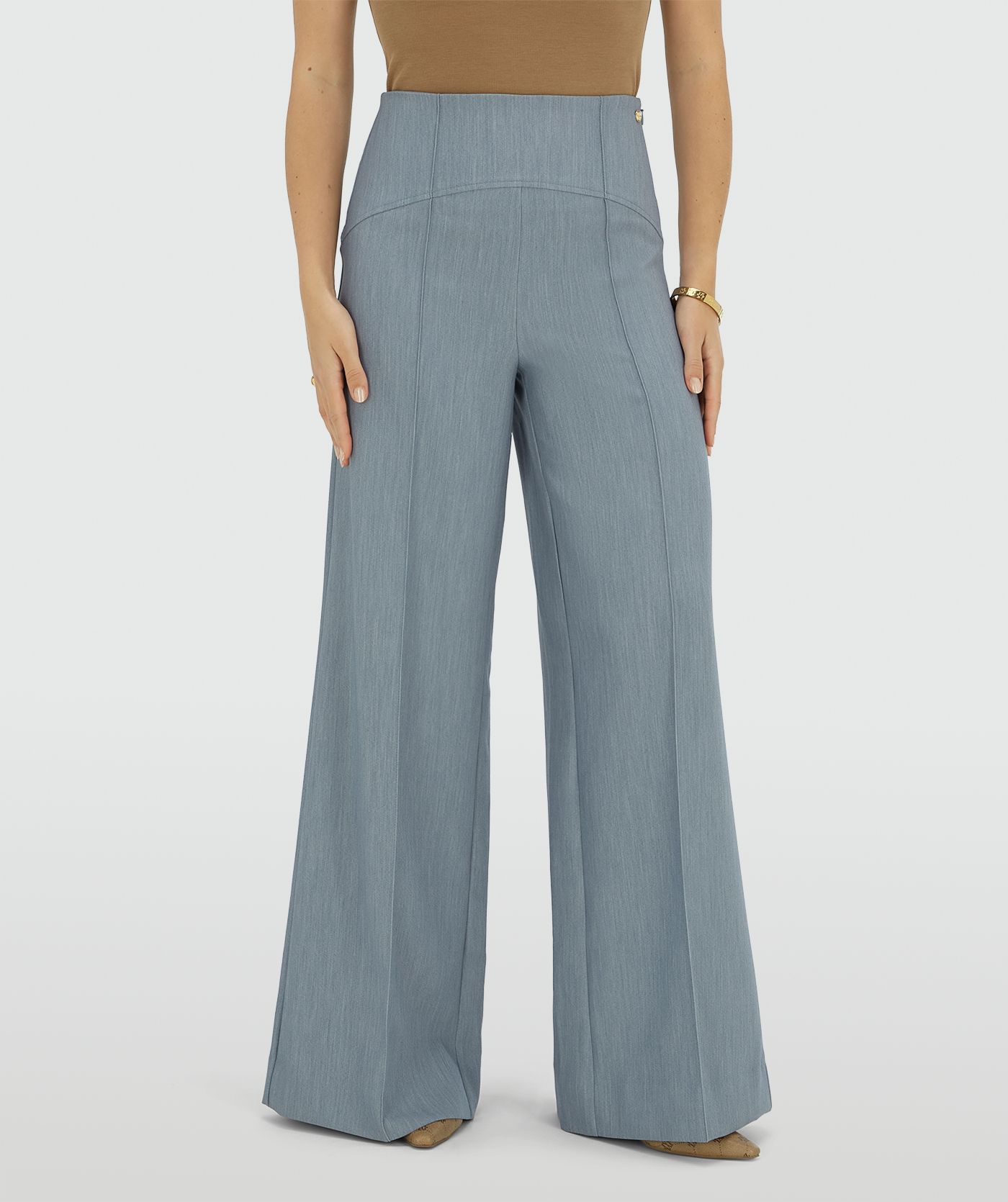Model draagt een high waisted wide leg pantalon in de kleur Sky Blue Melange