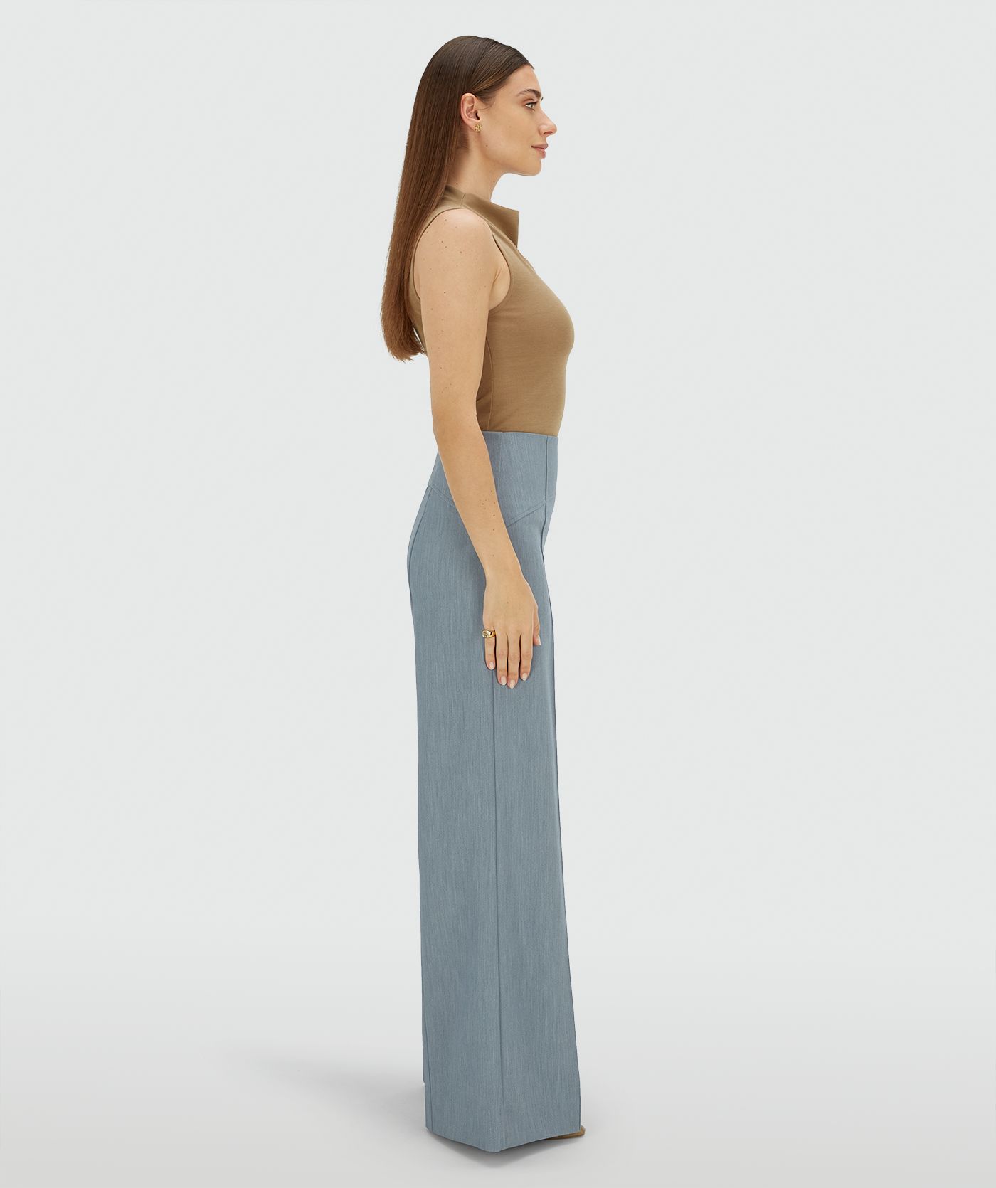 Zijaanzicht van een model in een high waisted wide leg pantalon in de kleur Sky Blue Melange