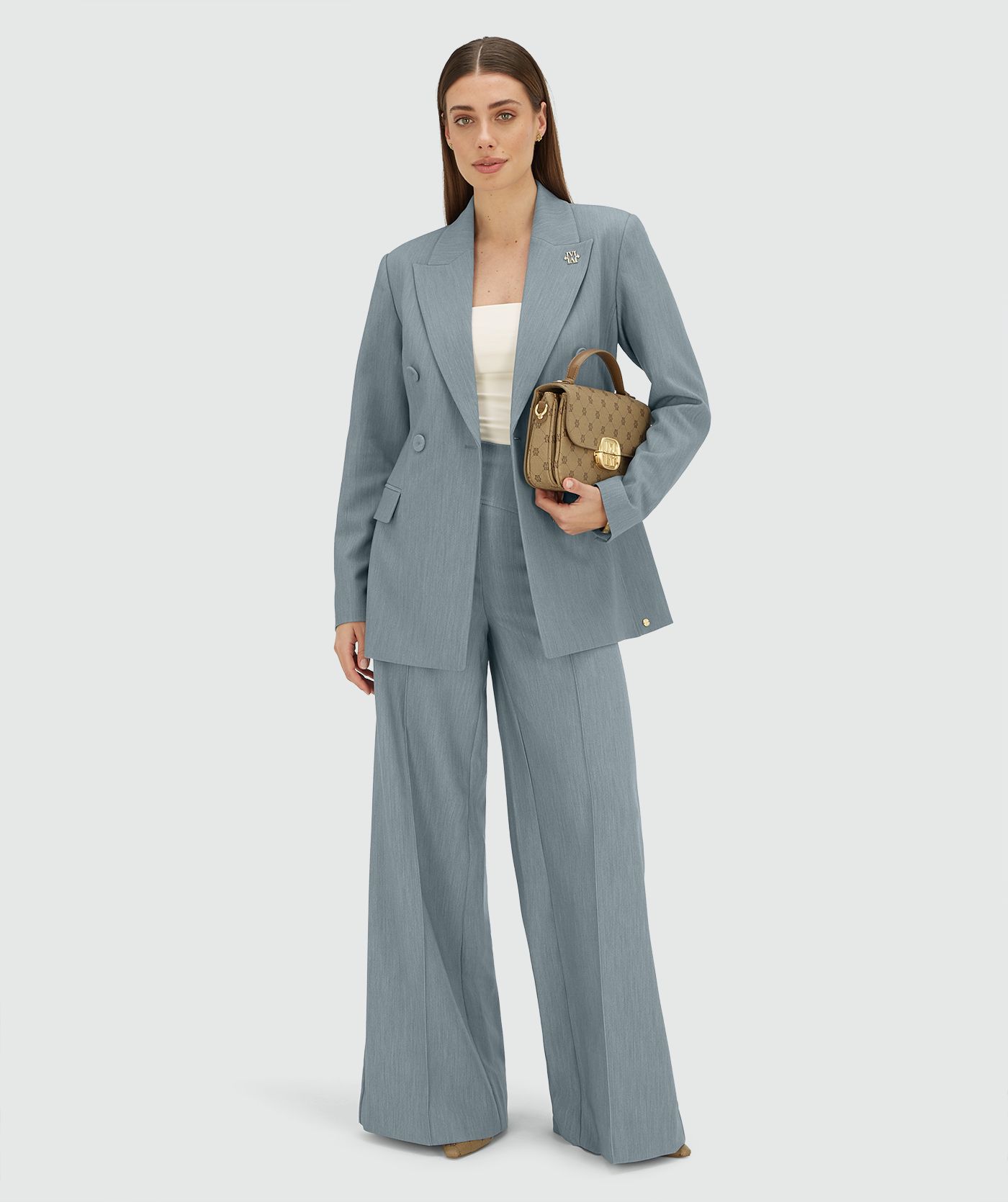Model draagt een high waisted wide leg pantalon in de kleur Sky Blue Melange