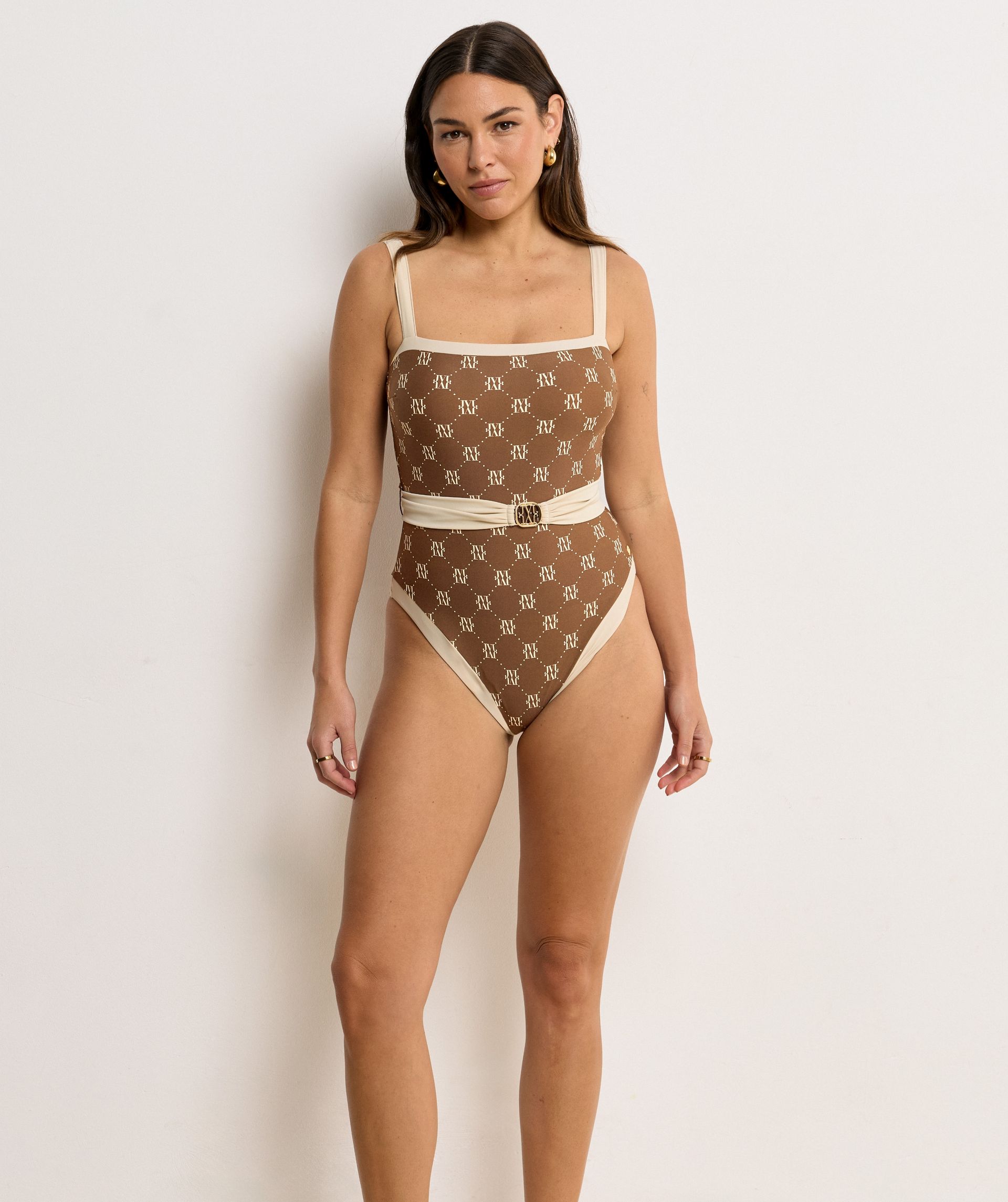 Model draagt een badpak met ceintuur in de kleur Brown Ecru