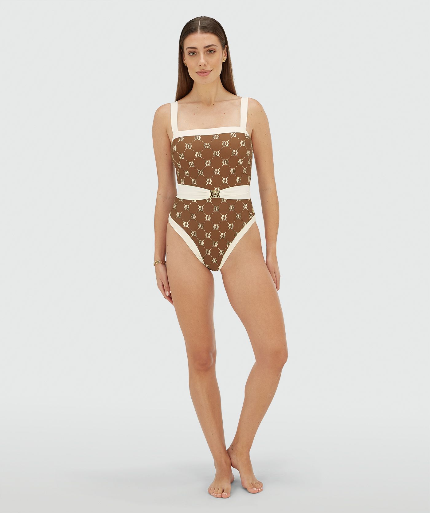 Model draagt een badpak met ceintuur in de kleur Brown Ecru
