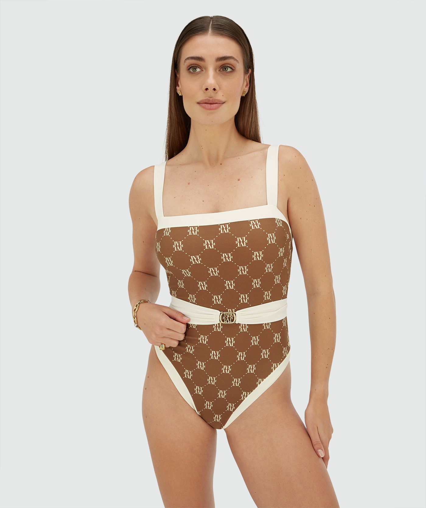 Model draagt een badpak met ceintuur in de kleur Brown Ecru