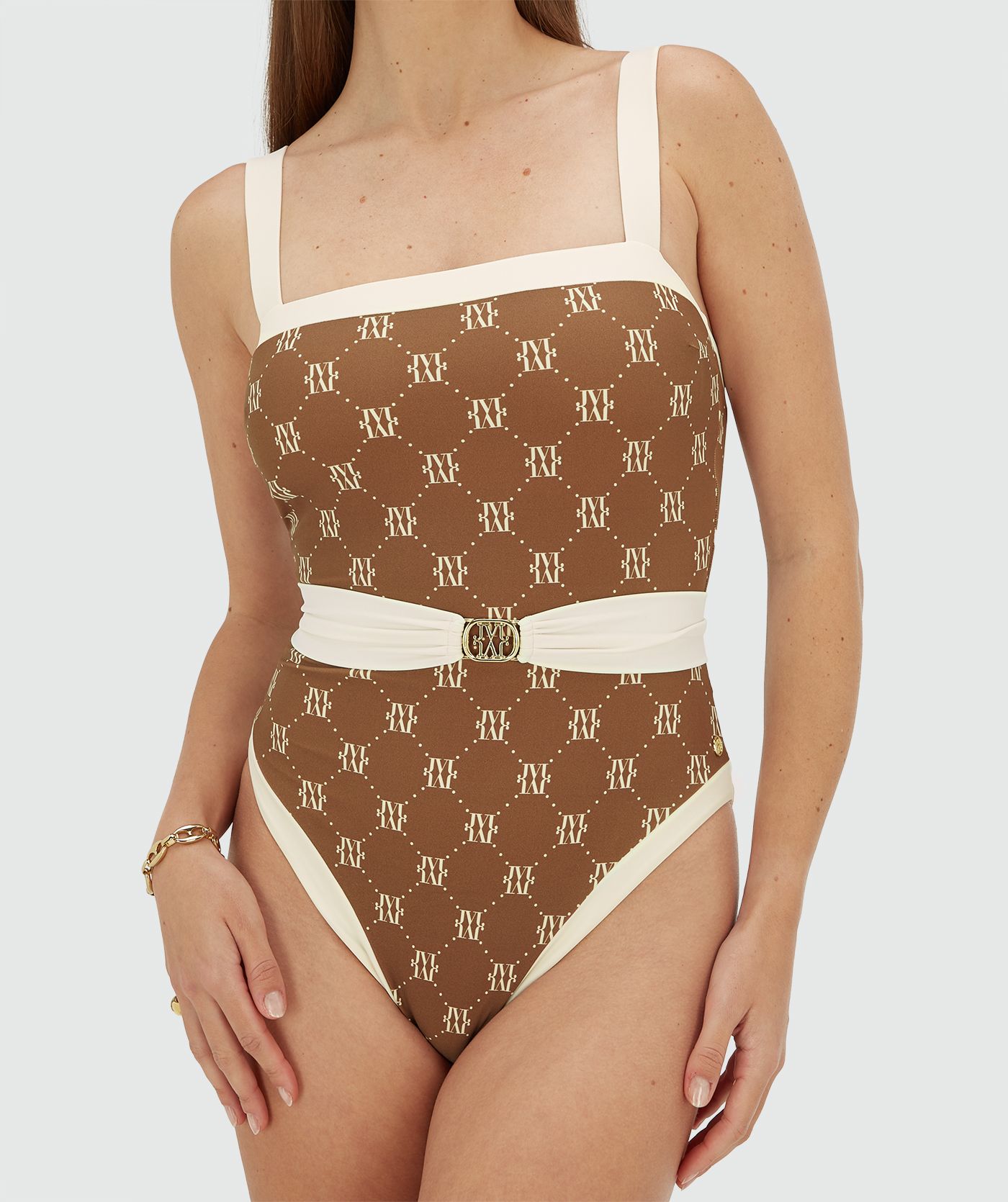 Model draagt een badpak met ceintuur in de kleur Brown Ecru