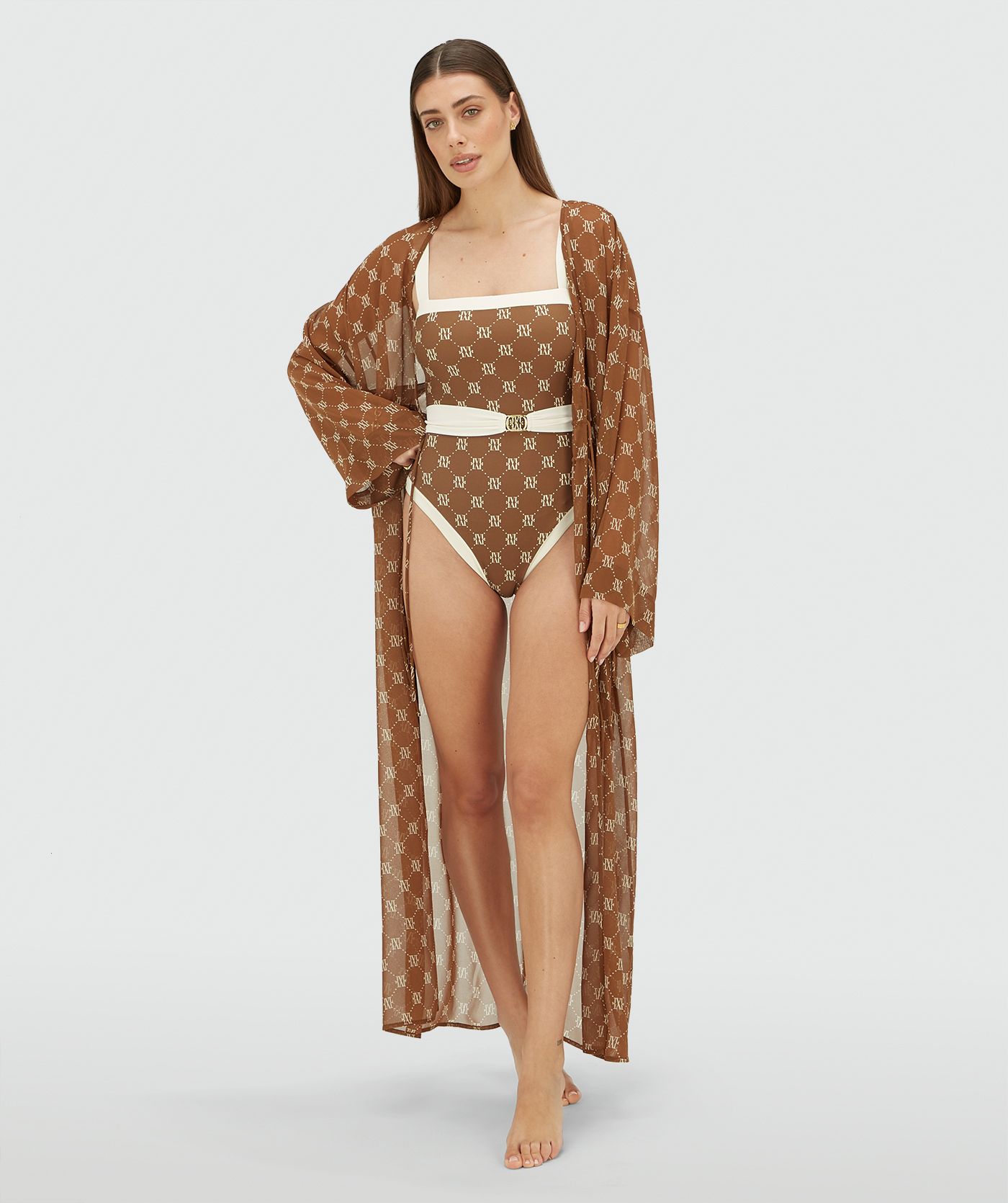 Model draagt een badpak met ceintuur in de kleur Brown Ecru