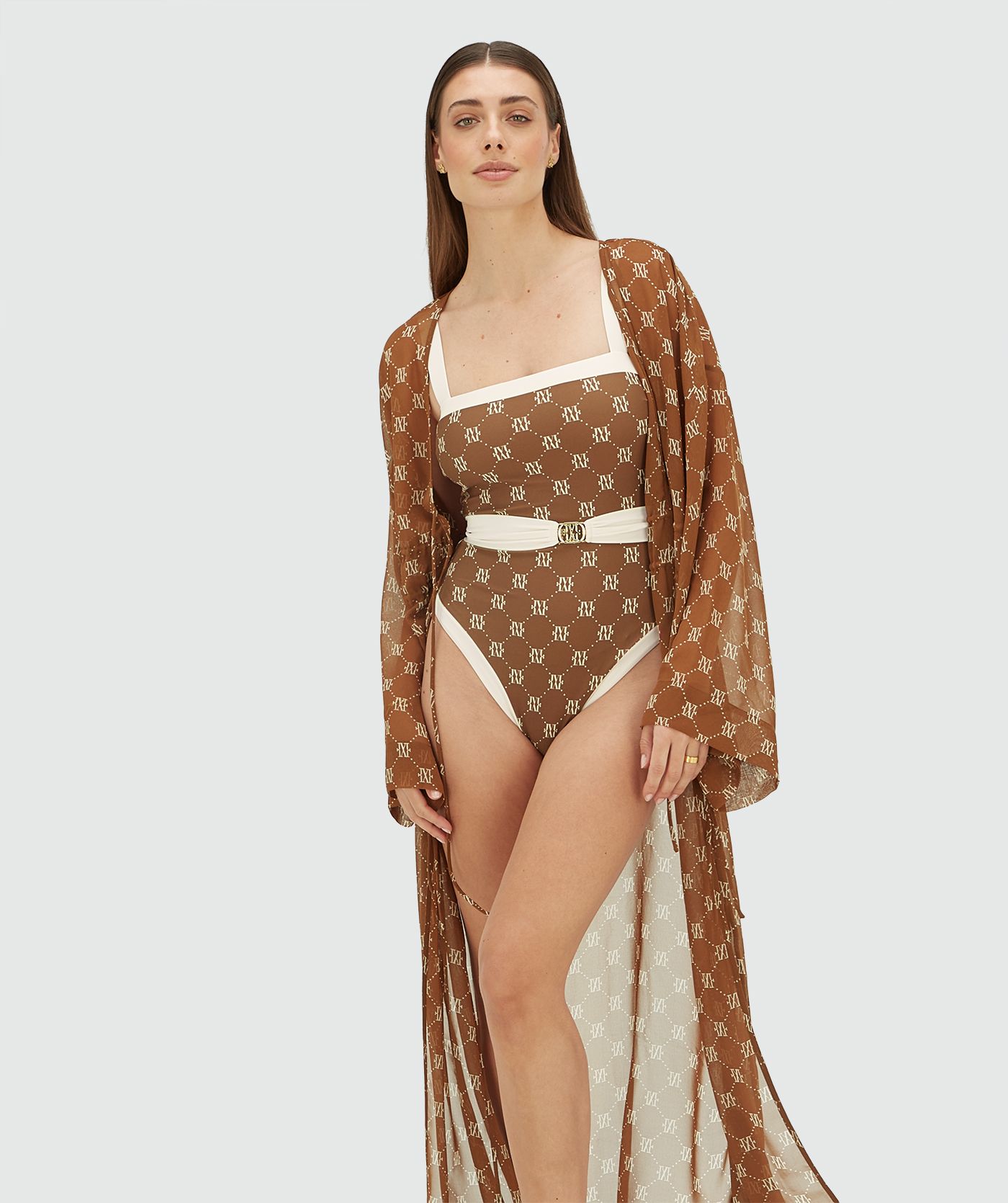 Model draagt een badpak met ceintuur in de kleur Brown Ecru