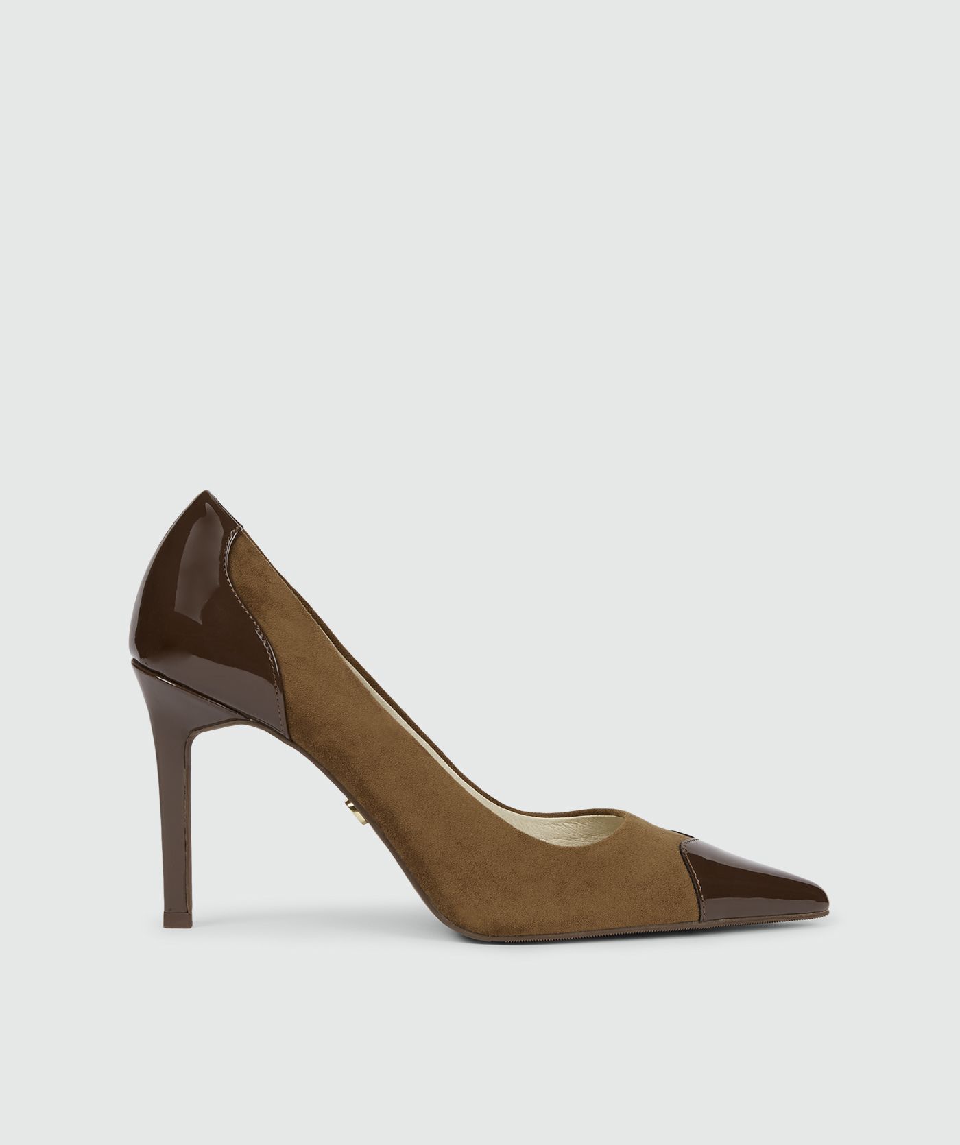 Brown Dark Brown pump met hoge hak, uitgevoerd in een combinatie van suède en glanzend lakleer.
