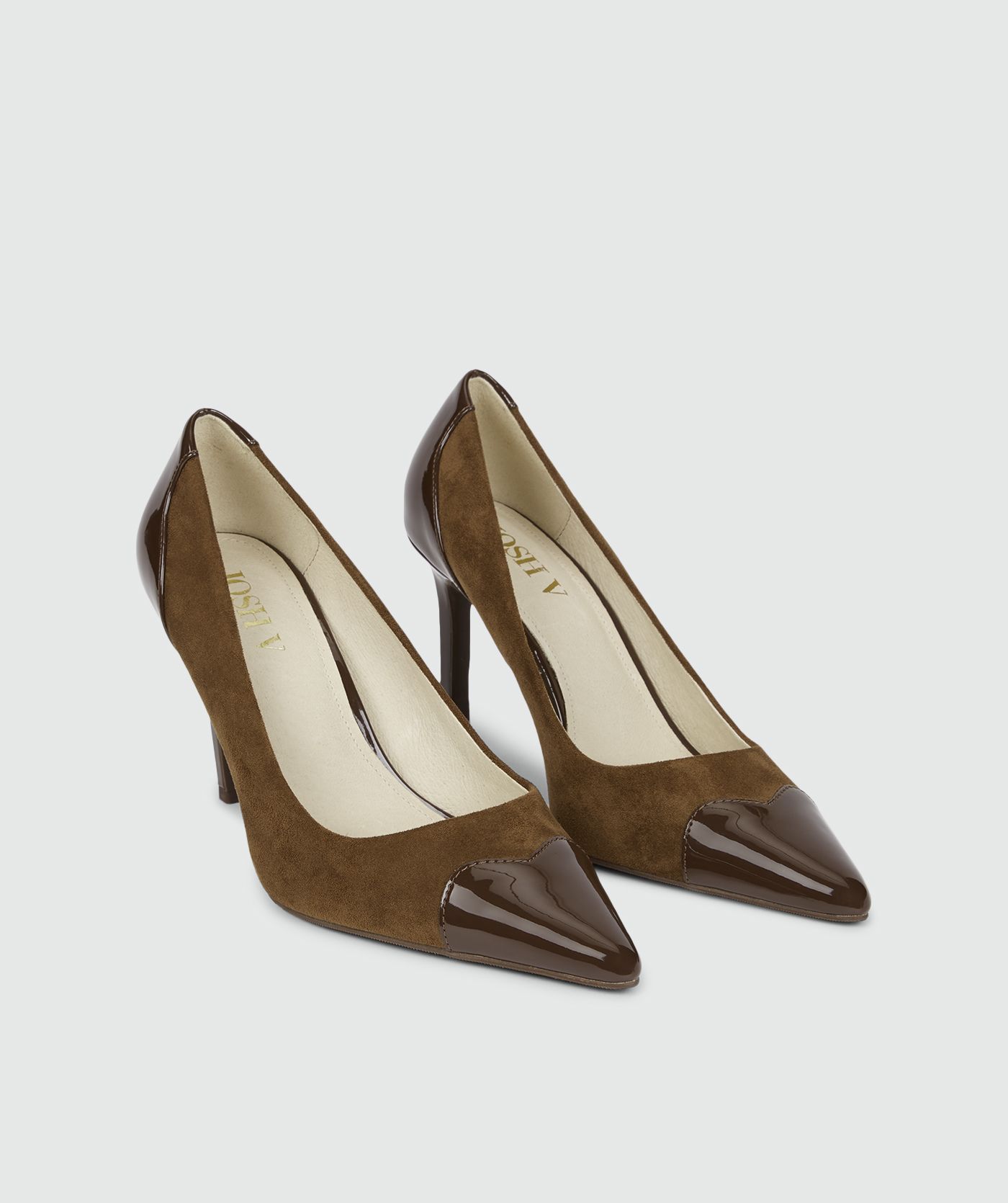 Brown Dark Brown pump met hoge hak, uitgevoerd in een combinatie van suède en glanzend lakleer.