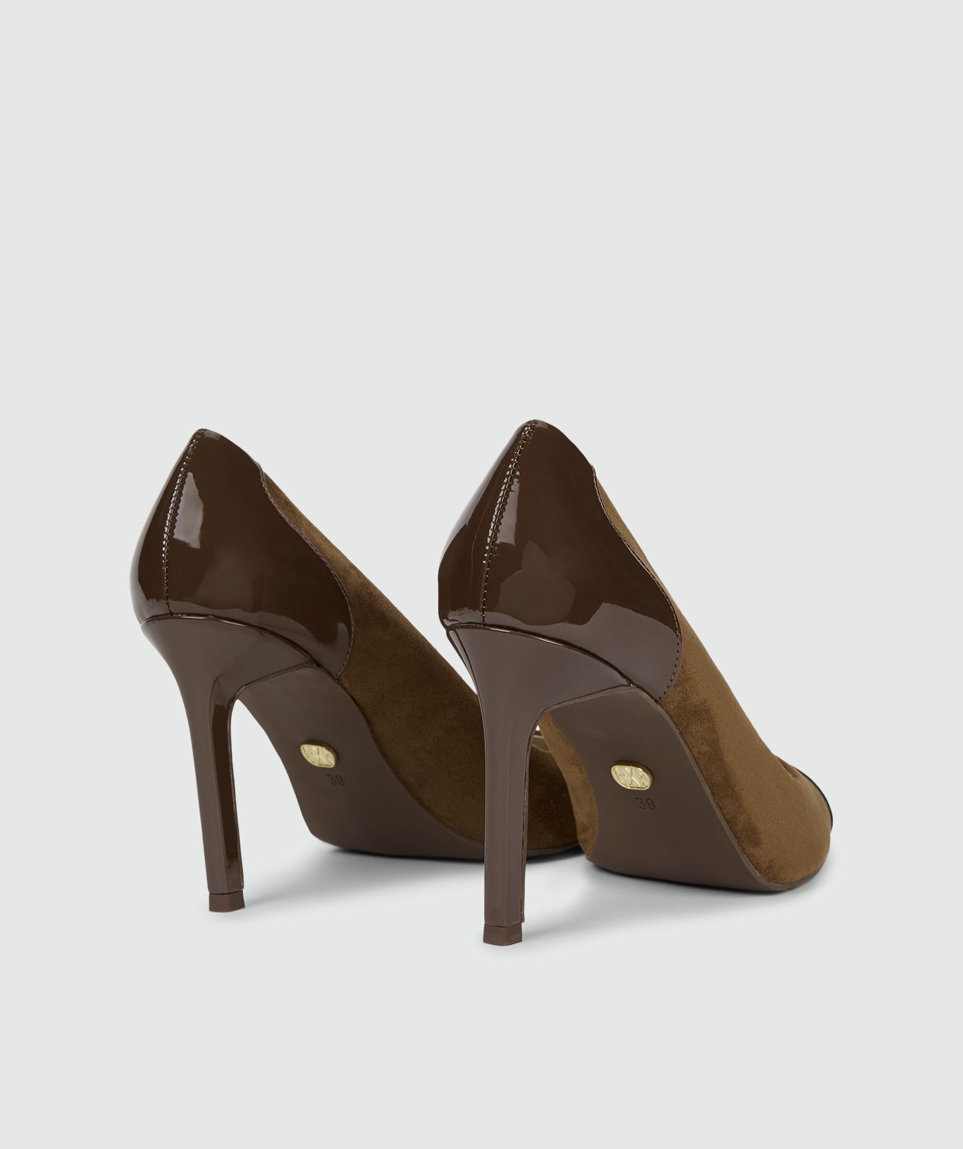 Brown Dark Brown pump met hoge hak, uitgevoerd in een combinatie van suède en glanzend lakleer.