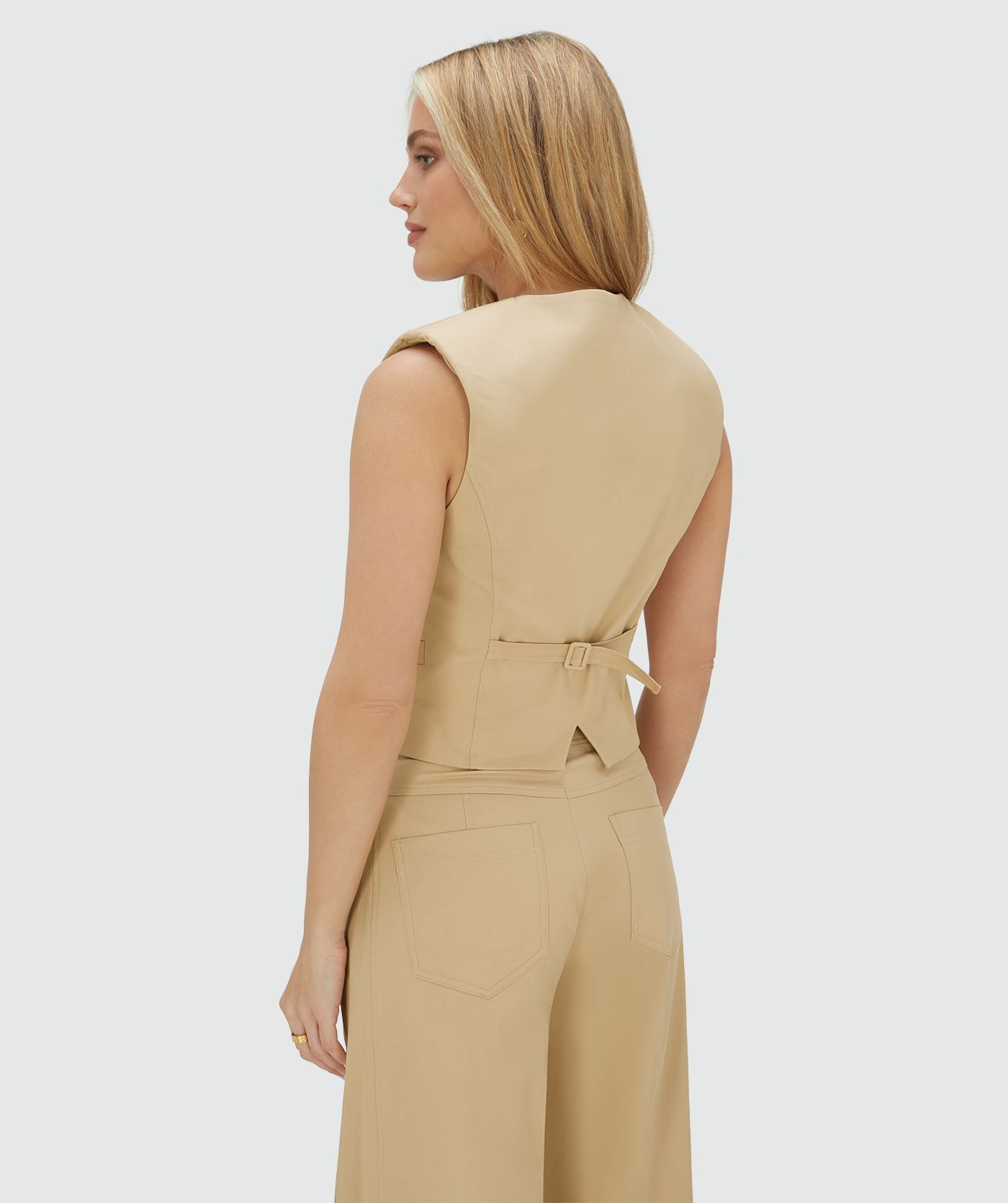 Achteraanzicht van een model in een fitted gilet