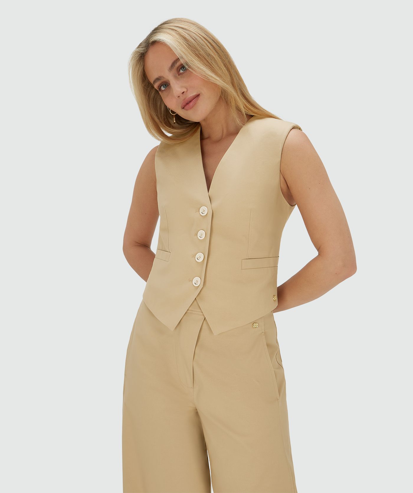 Model draagt een fitted gilet