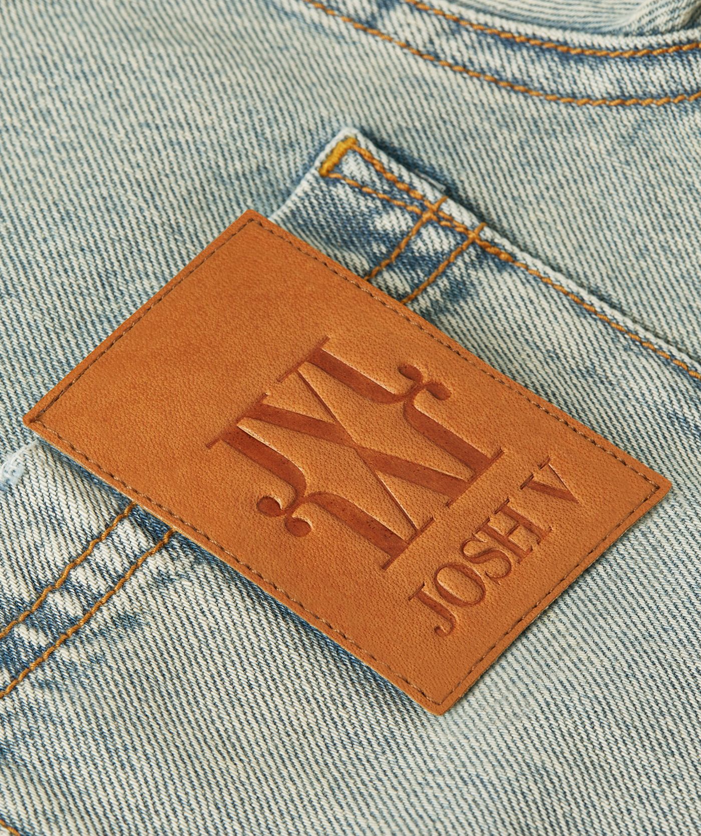 Close-up van een leren logo-detail op de borst