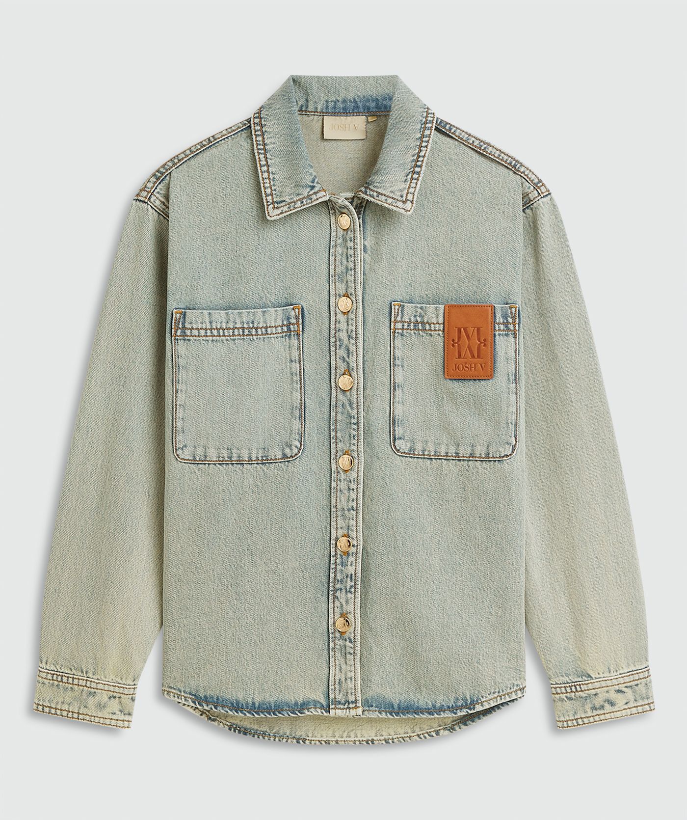 Light Dirty Denim blouse met knoopsluiting en borstzakken. De blouse heeft een relaxed fit en een leren logo-detail op de borst zonder model, weergegeven op een lichtgrijze achtergrond