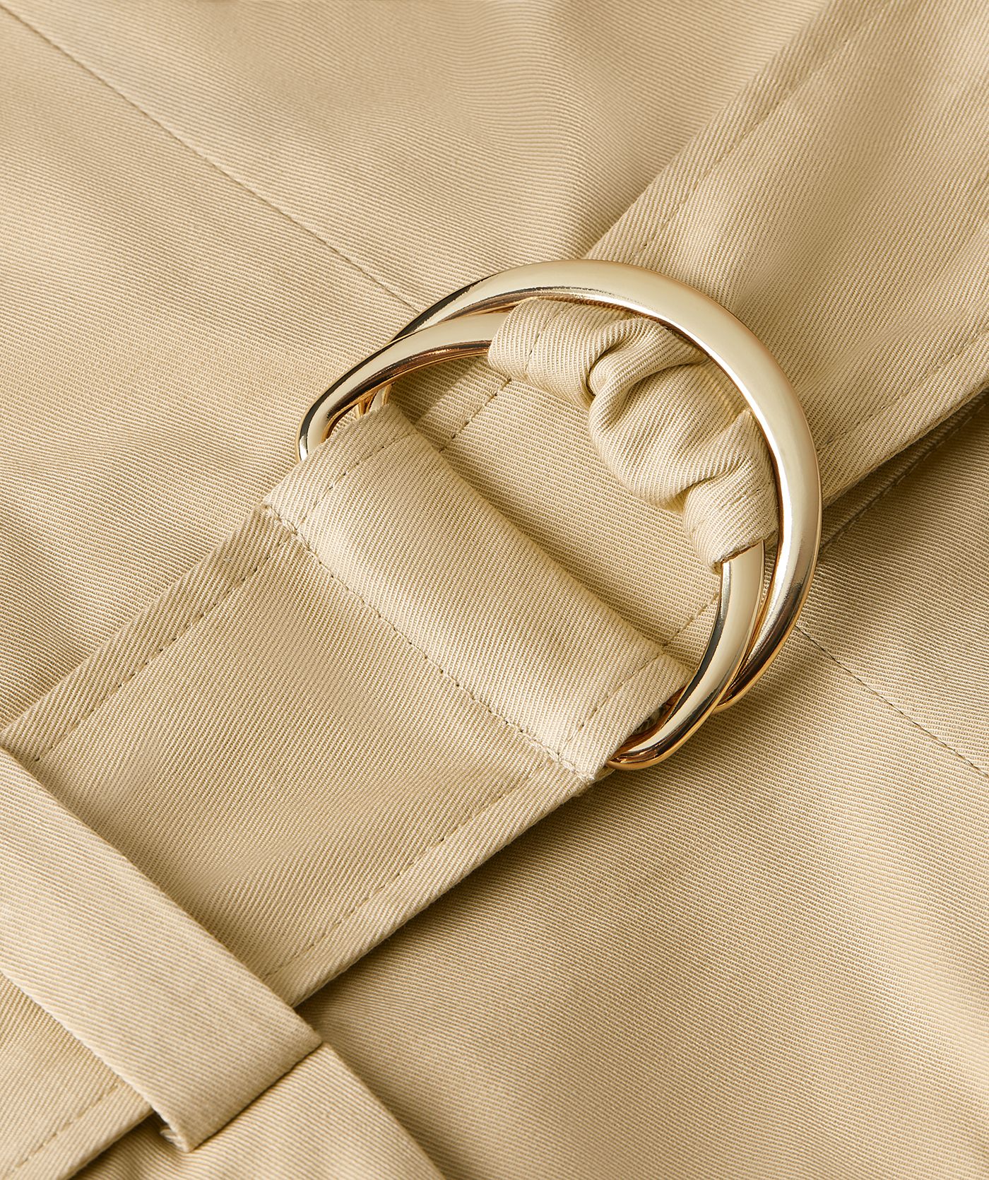 Close-up van het gespdetail van een wide leg jumpsuit in de kleur Light Camel 