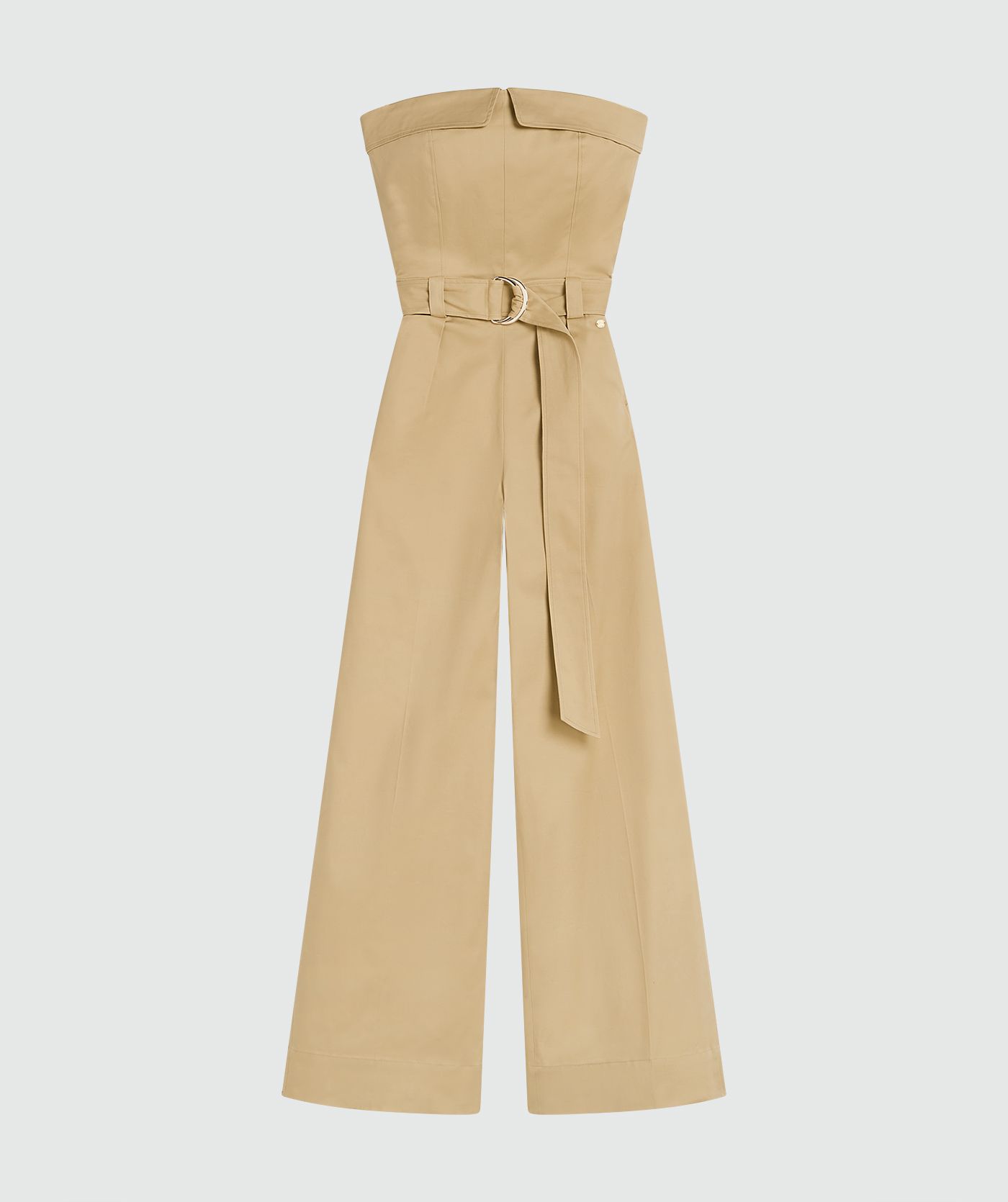 Een wide leg jumpsuit in de kleur Light Camel met een gespdetail in de taille, weergegeven op een lichtgrijze achtergrond