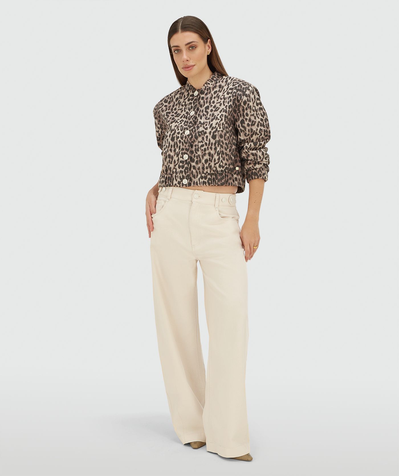 Model draagt een bomber jacket met leopard print