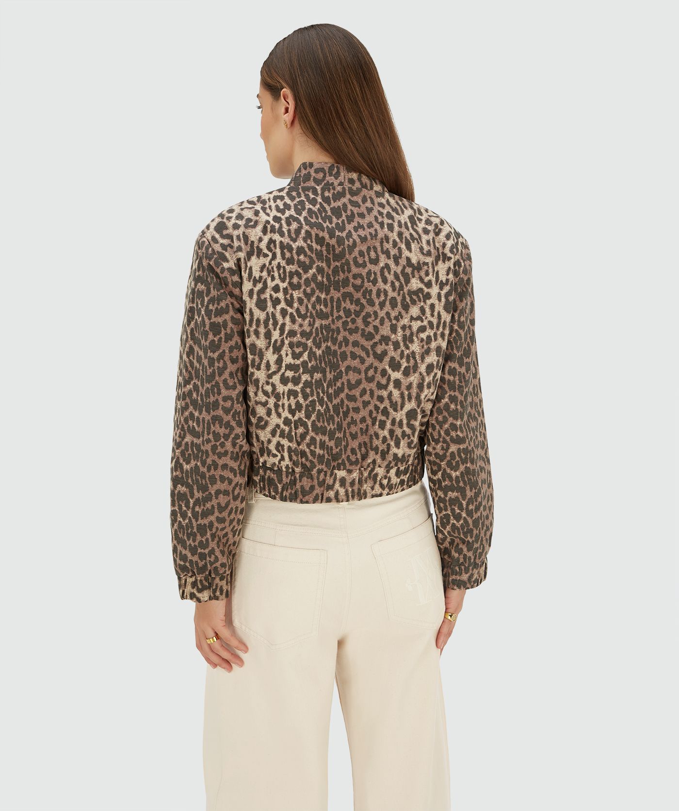 Model draagt een bomber jacket met leopard print