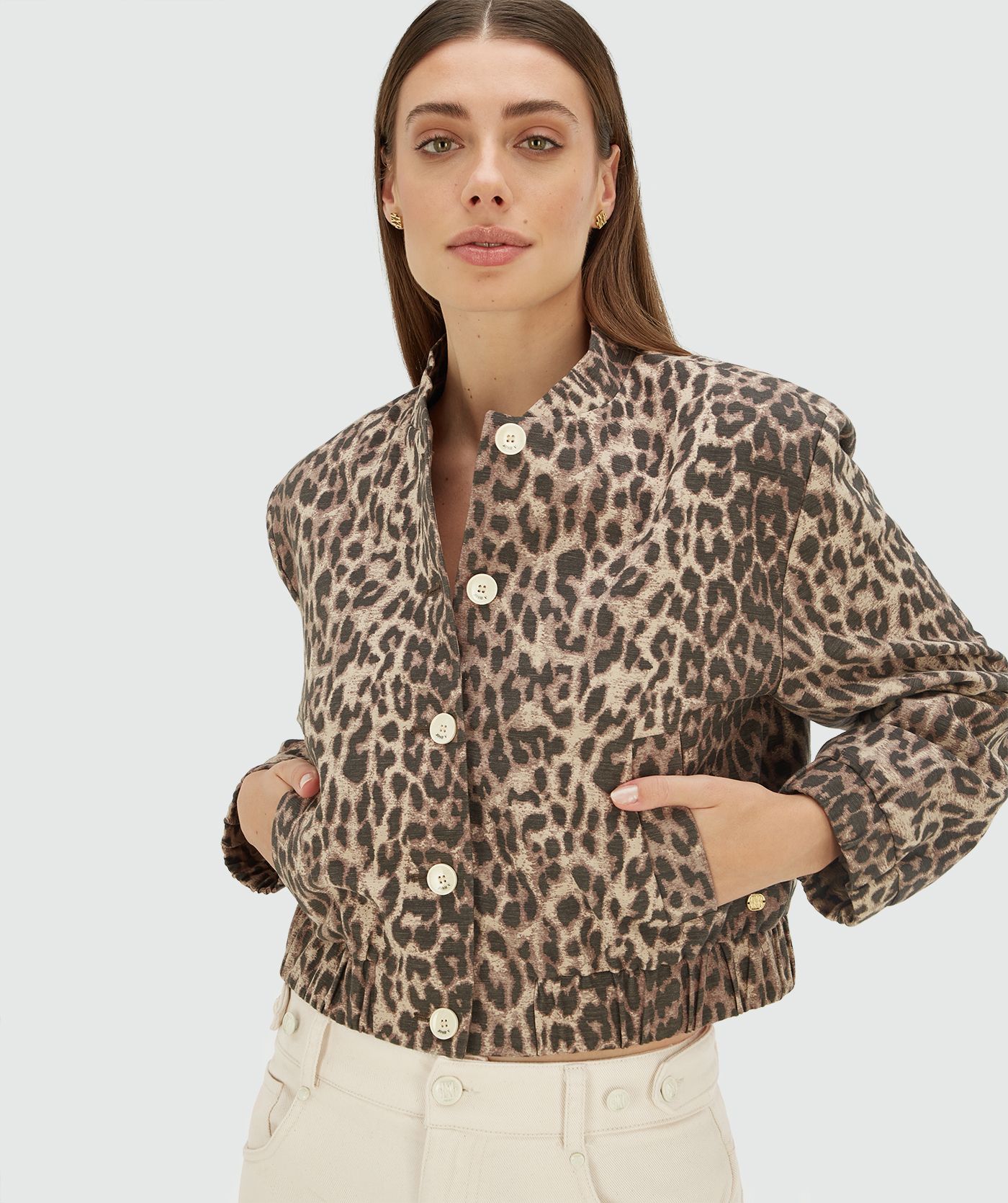 Model draagt een bomber jacket met leopard print