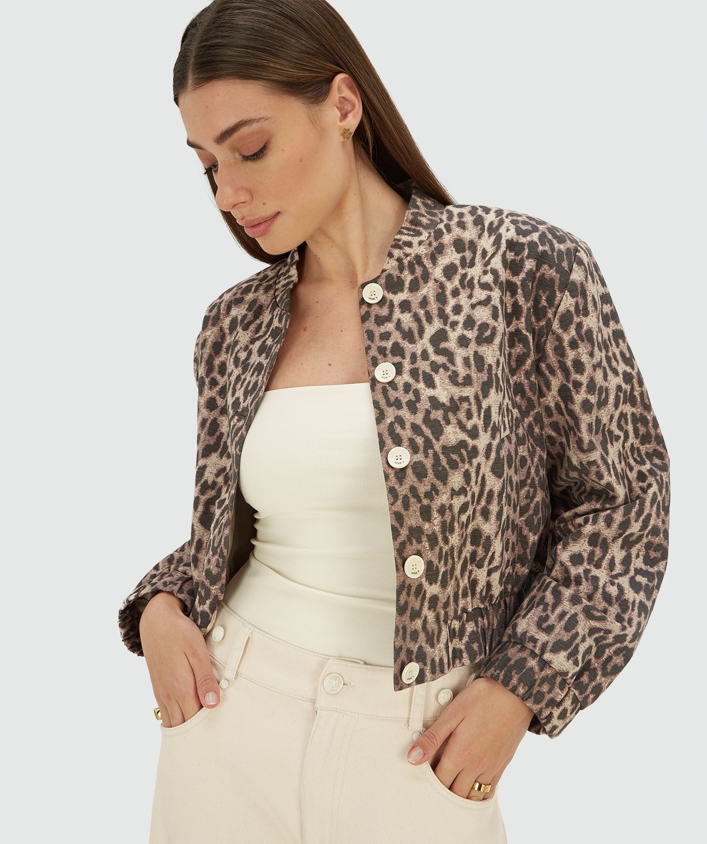 Model draagt een bomber jacket met leopard print