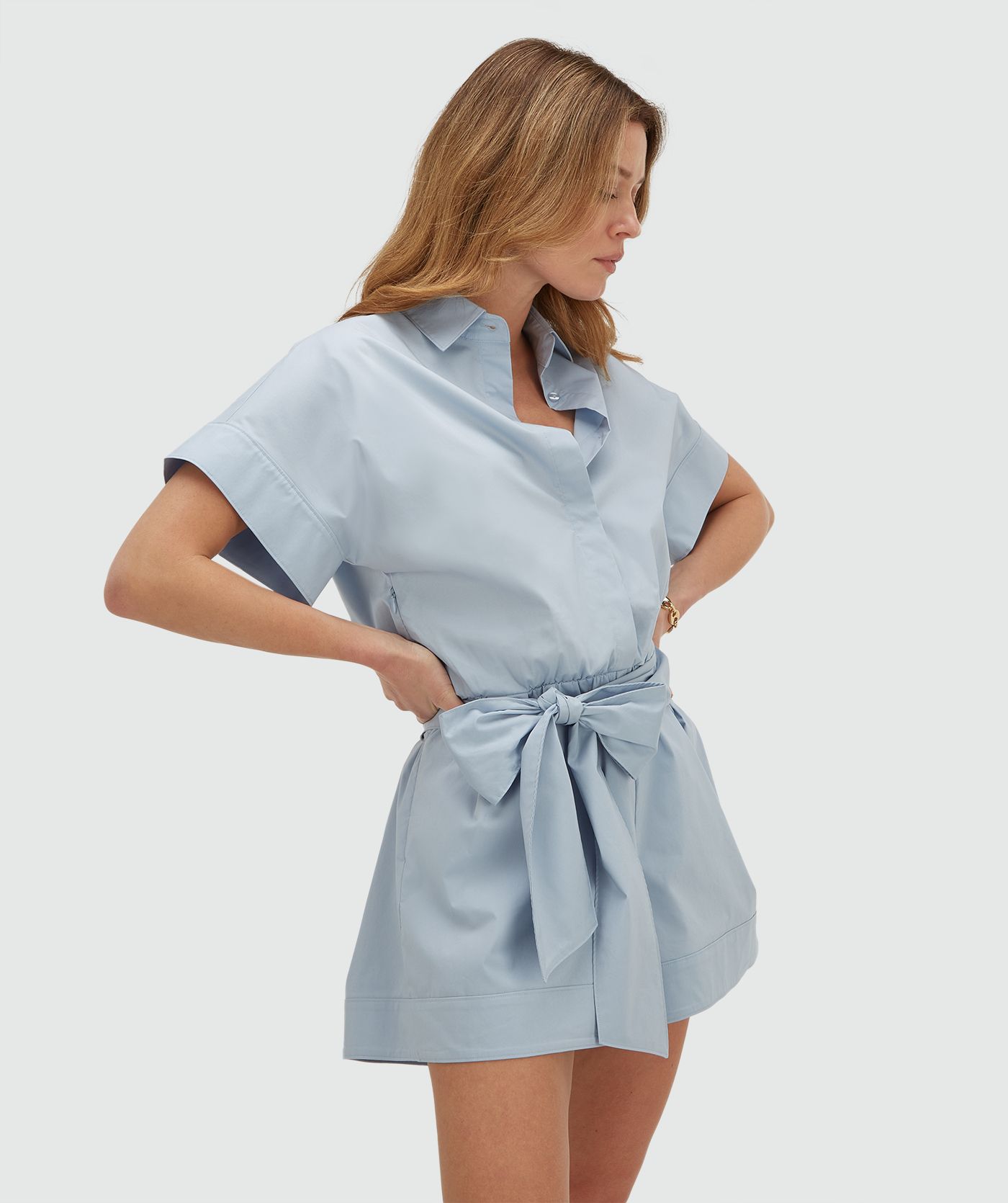 Model draagt een regular fit jumpsuit in de kleur Fresh Blue