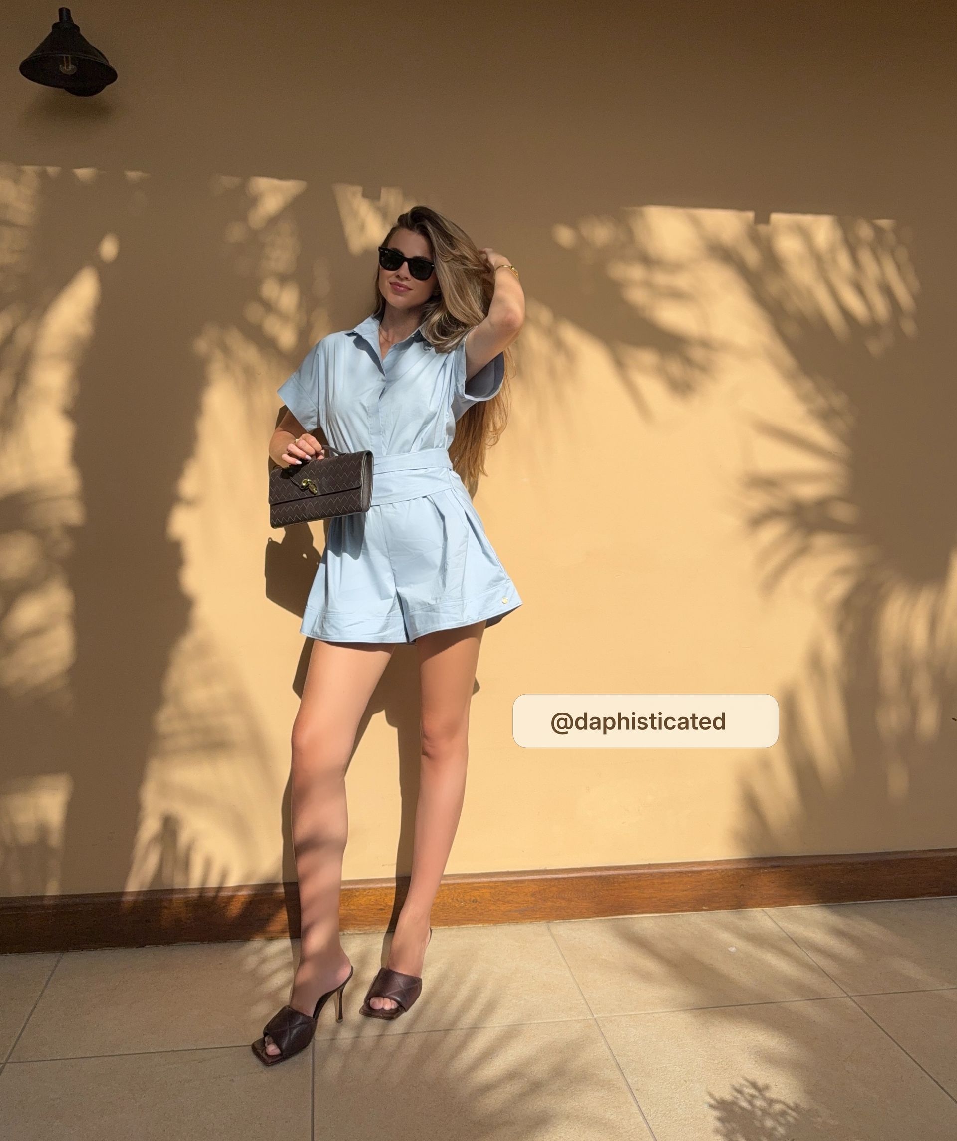 Model draagt een regular fit jumpsuit in de kleur Fresh Blue