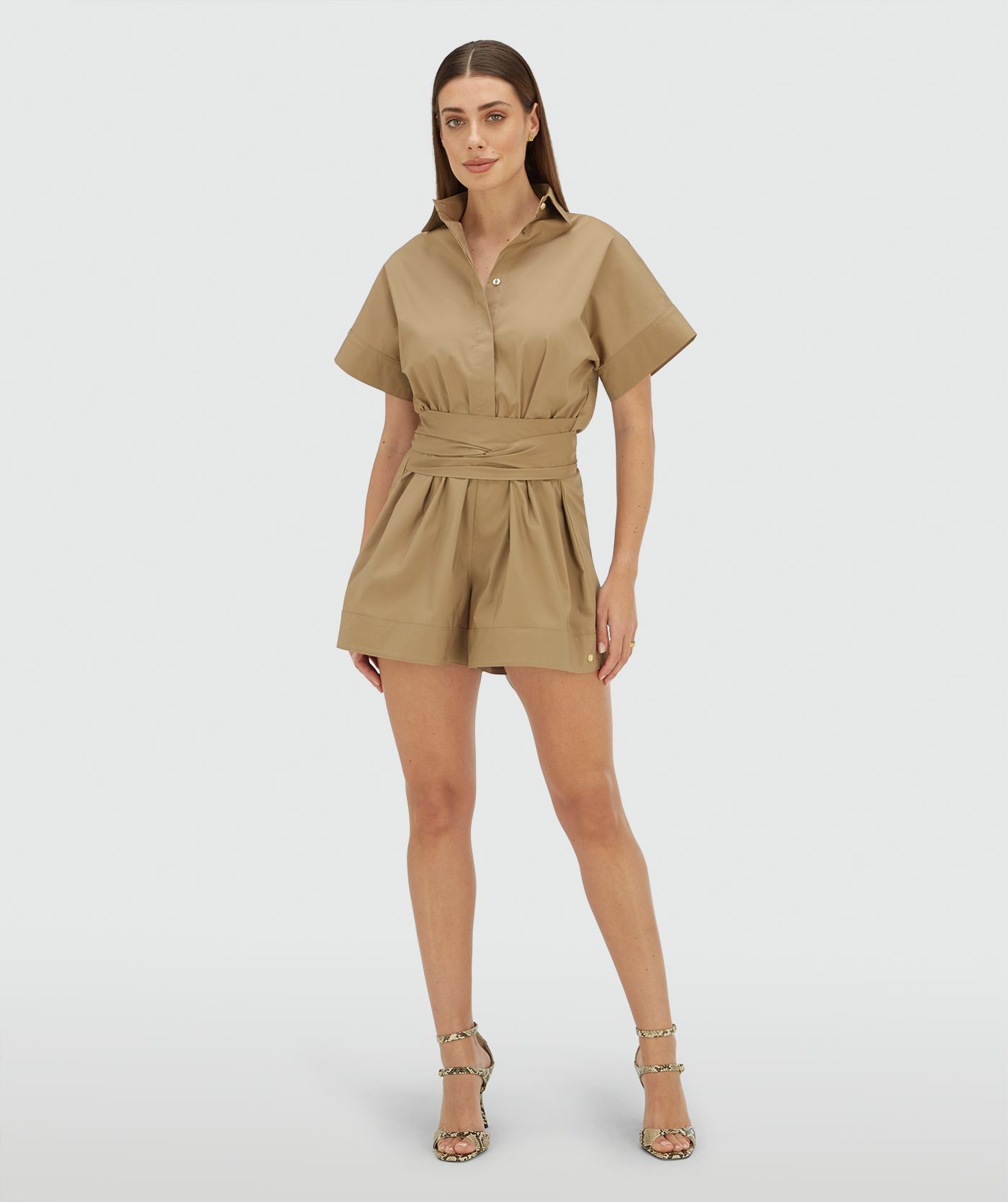 Model draagt een regular fit jumpsuit in de kleur Light Khaki